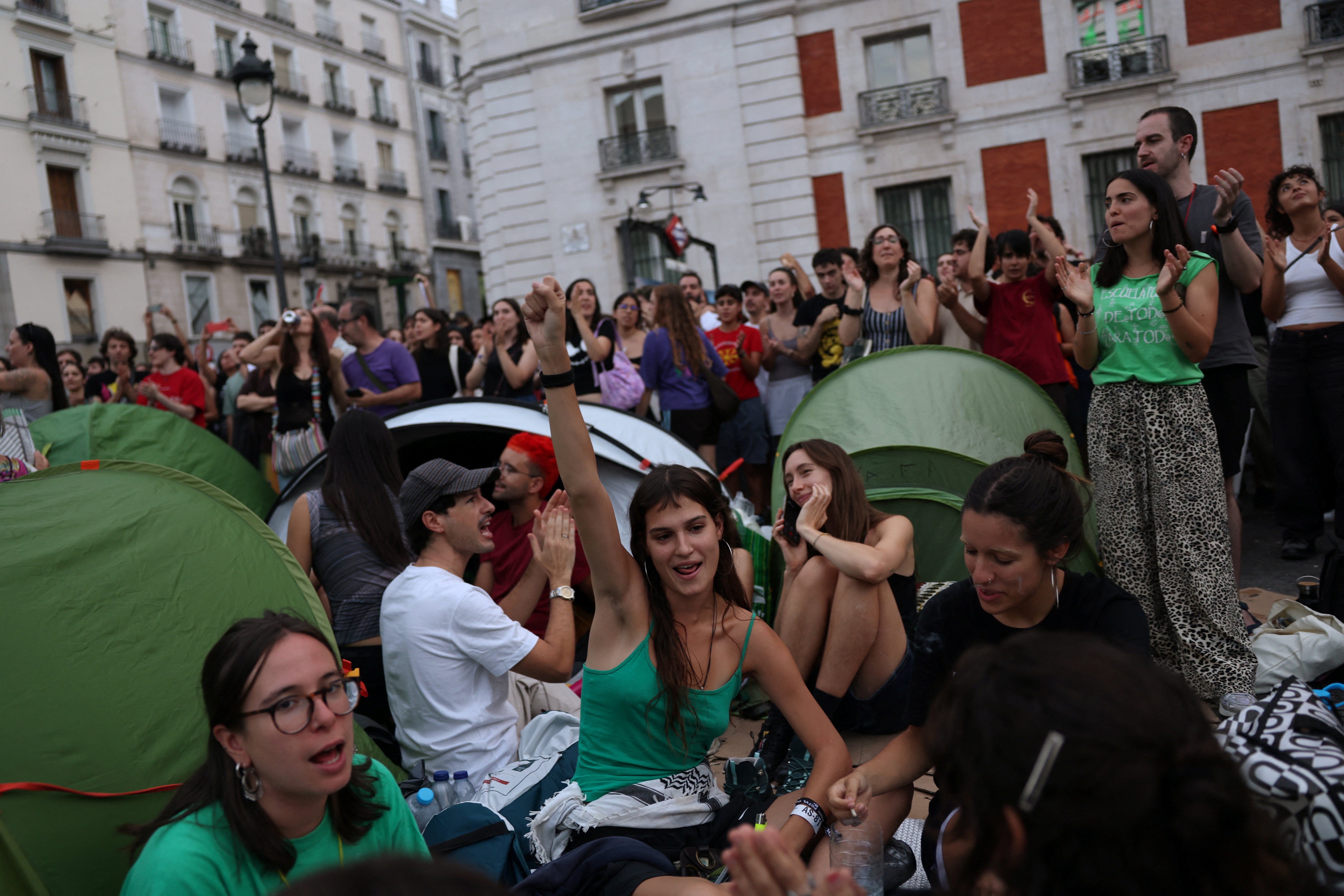 Demonstrators and supporters shout slogans as they gather after setting up a camp at Puerta del Sol square in protest against Spain's housing crisis after the forceful eviction of an 87-year-old woman from her apartment in Madrid, Spain, September 27, 2026. REUTERS/Susana Vera