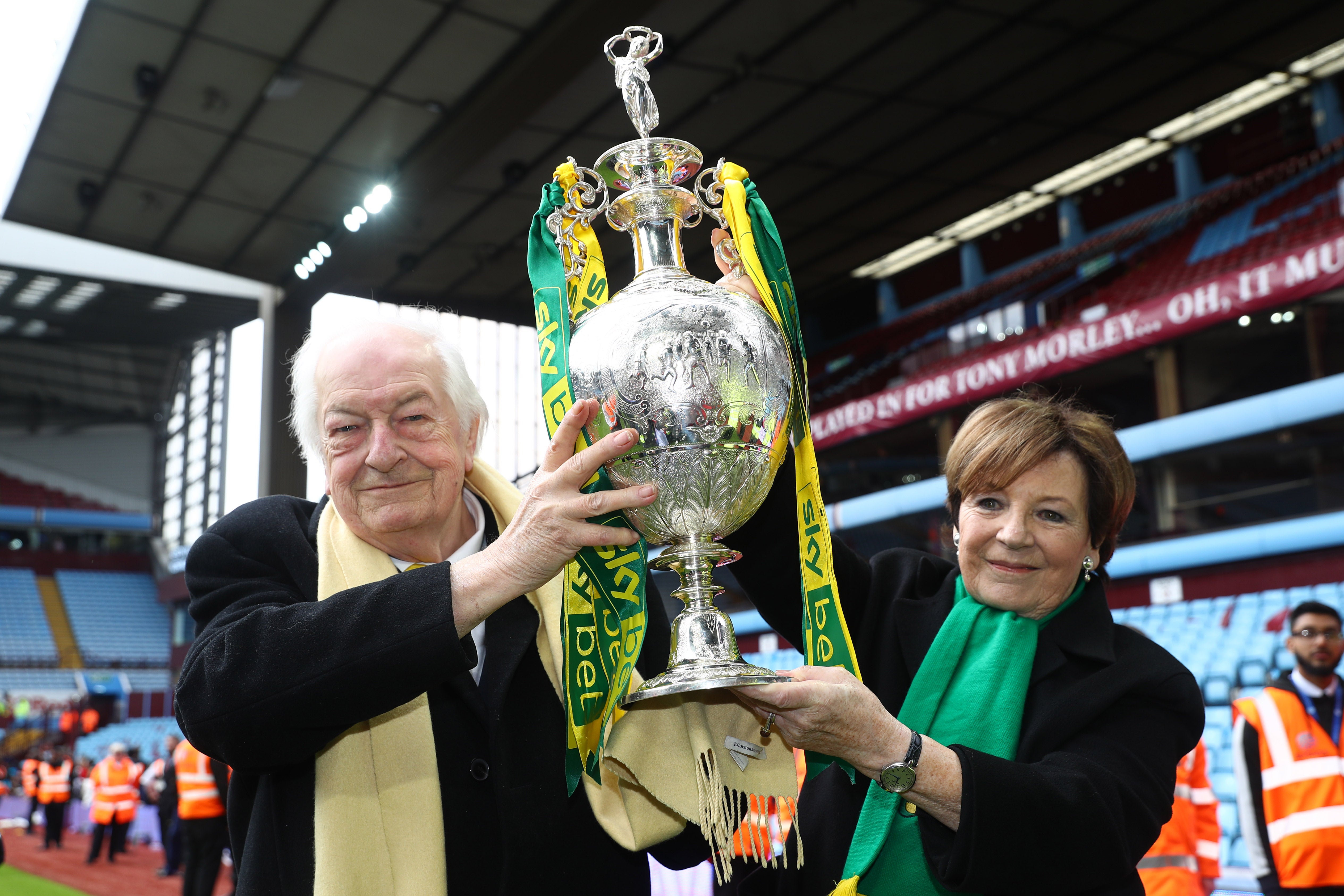 Michael Wynn Jones and Delia Smith lift the EFL Championship trophy in 2019