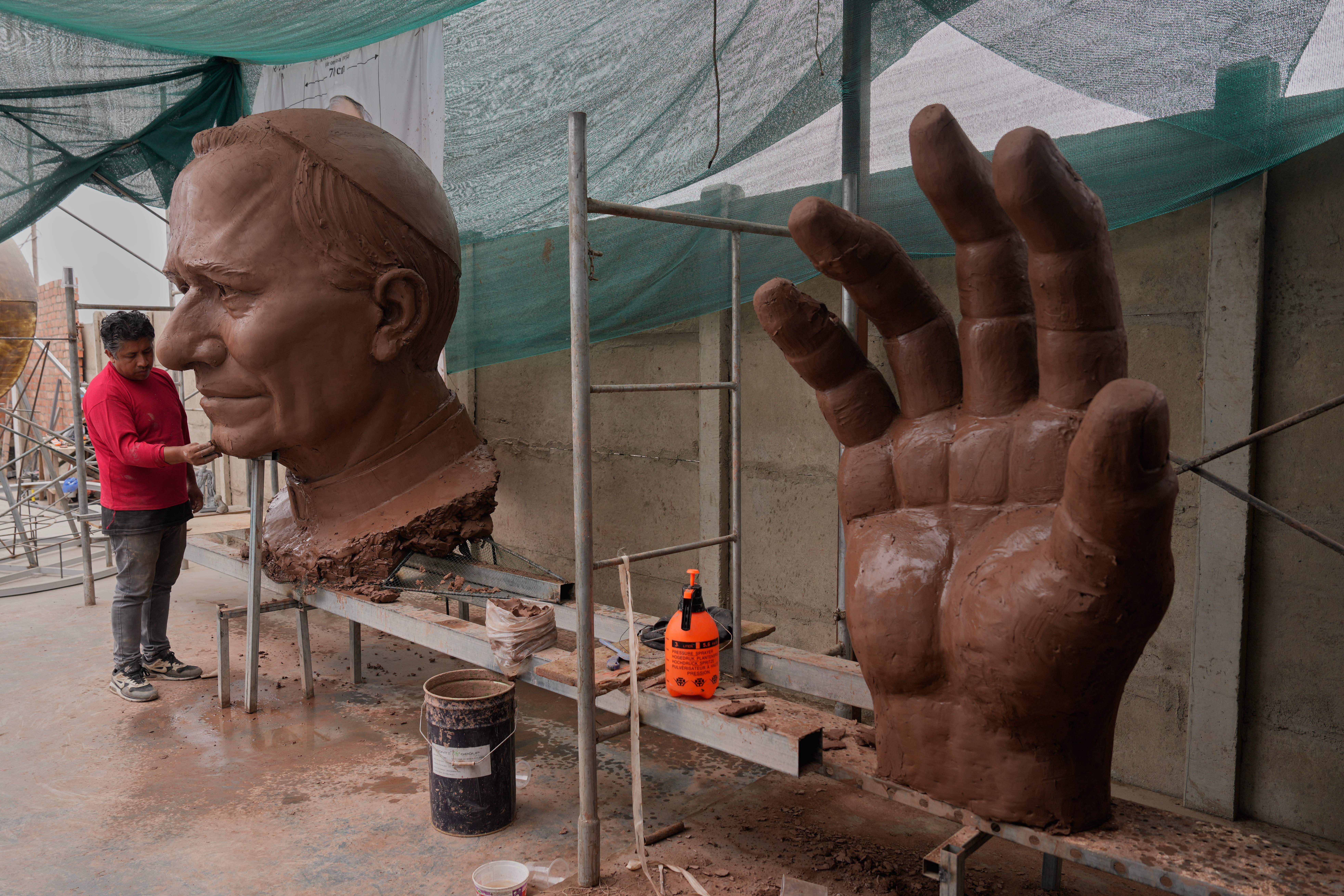 APTOPIX PERÚ-PAPA ESTATUA