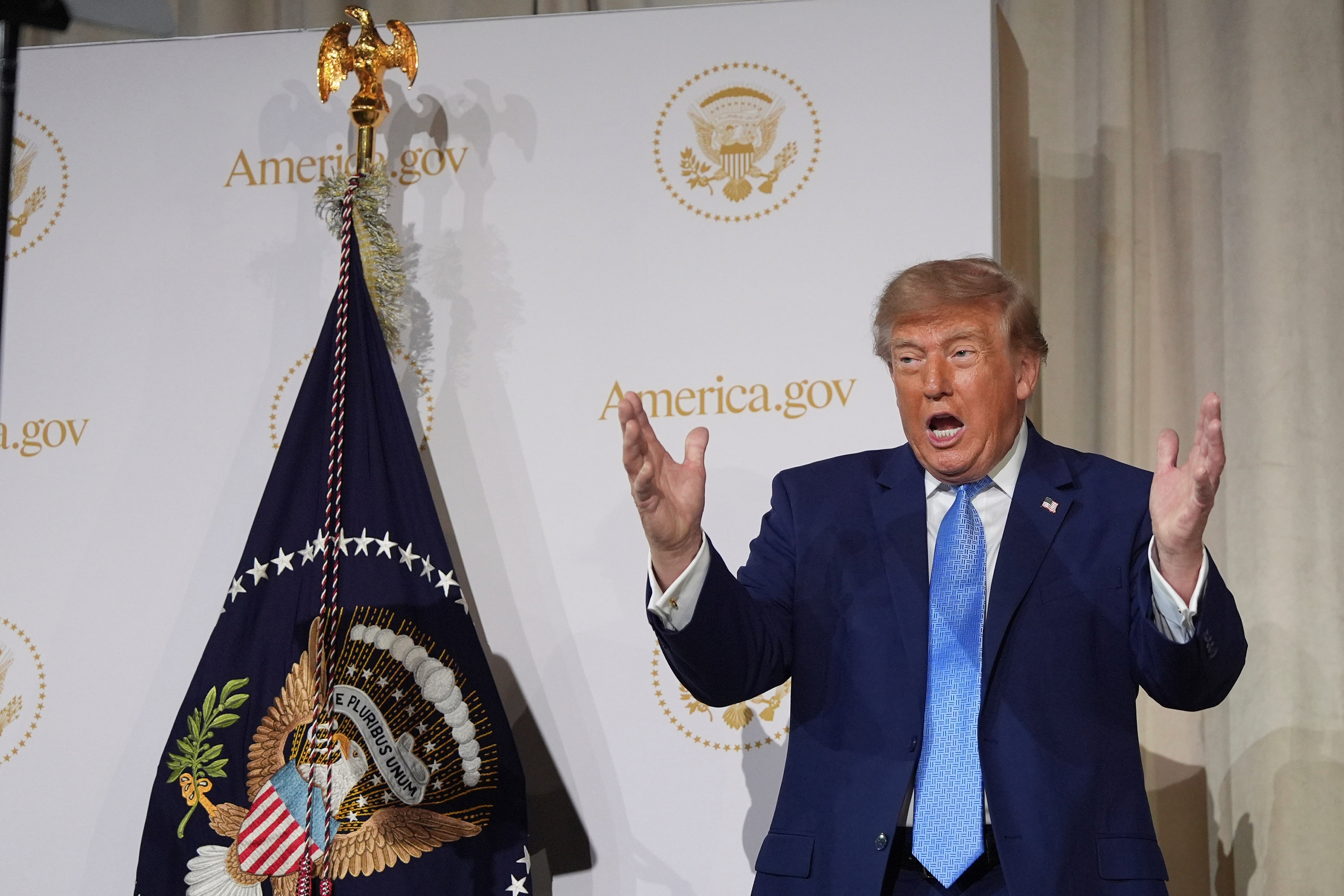 Trump ogłasza plan zastąpienia urzędników AI w agencjach federalnych