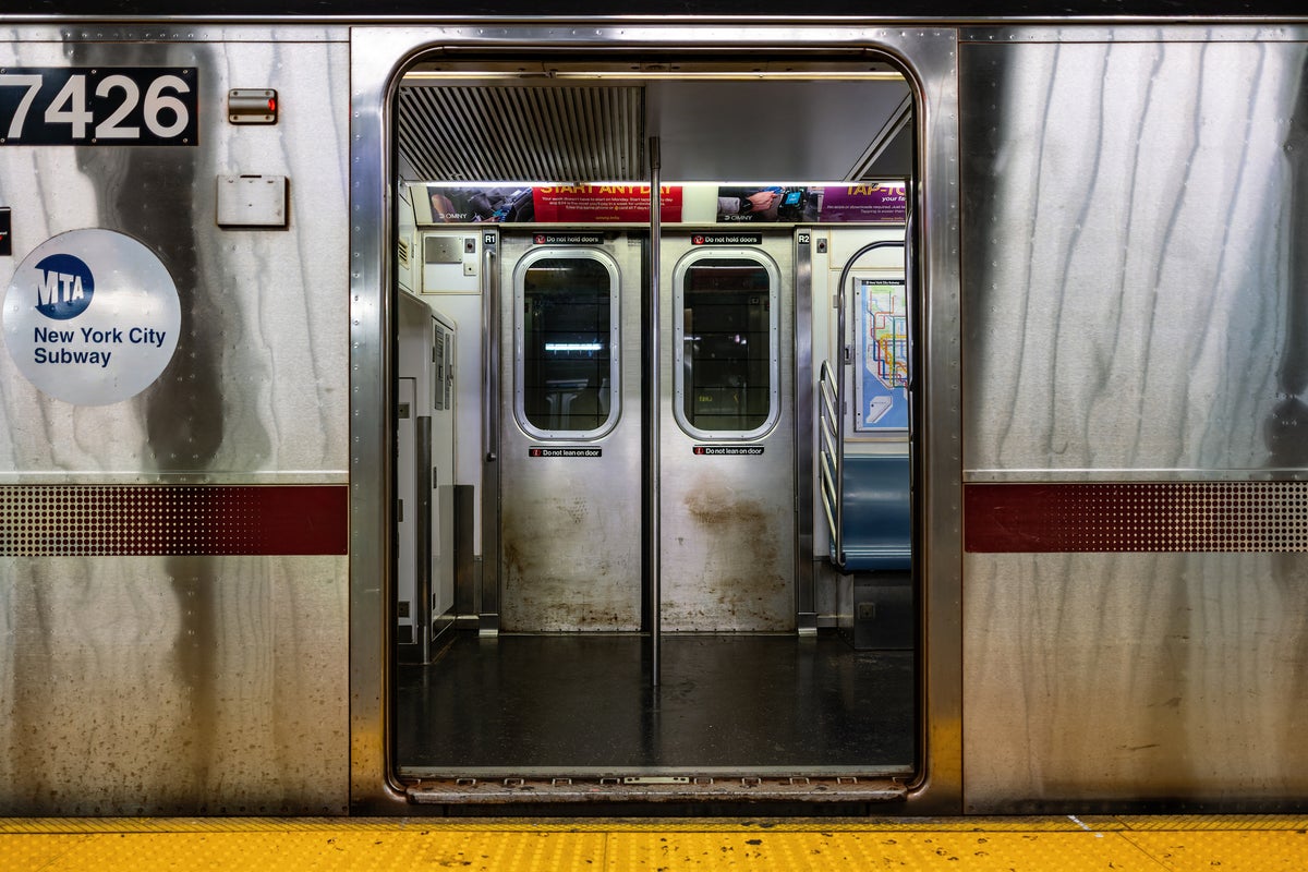 Man hit and killed by NYC subway train after bag got stuck in door