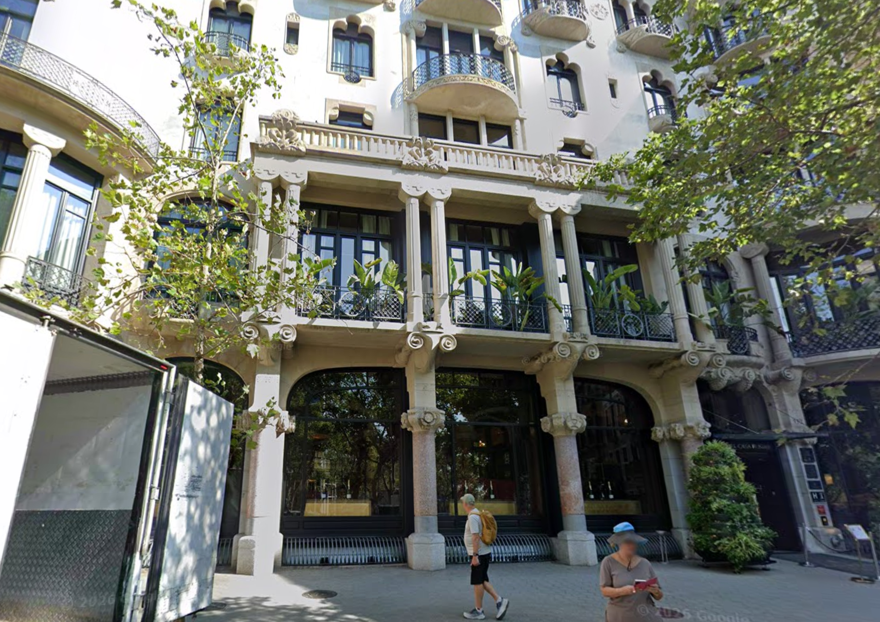 Manhunt after tourist ‘stabbed in the neck’ at five-star hotel in Barcelona