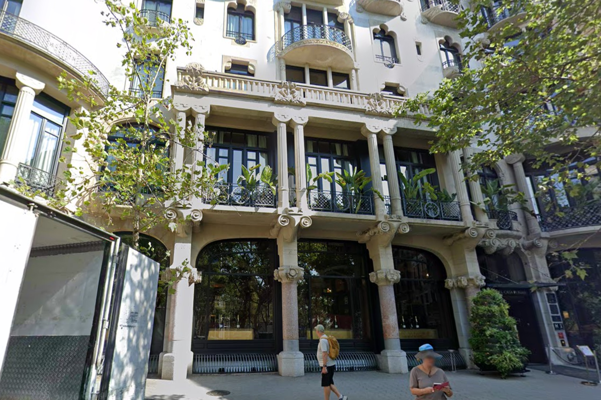 Manhunt after tourist ‘stabbed in the neck’ at five-star hotel in Barcelona