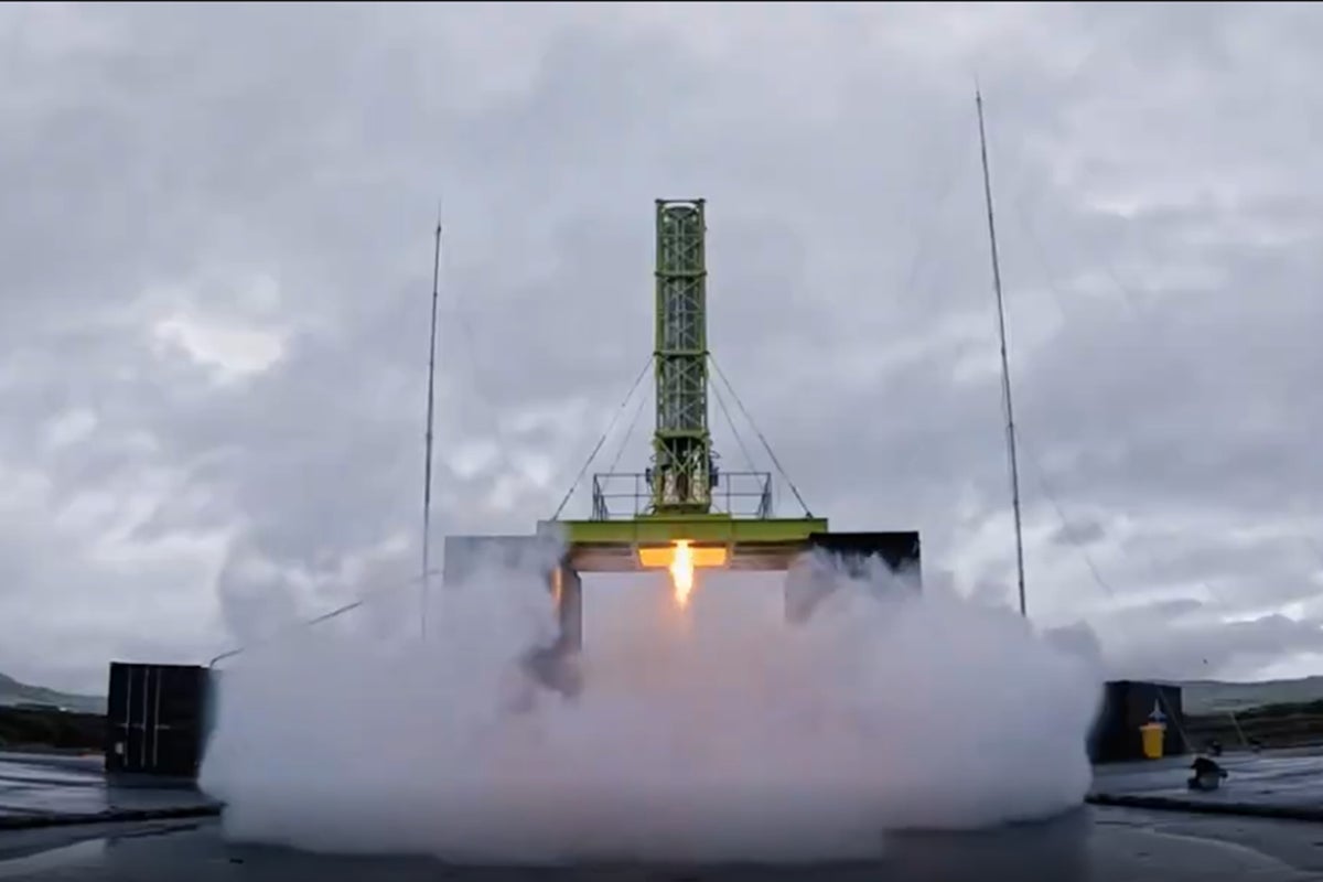 Skyrora completes 45‑second hot‑fire test of scaled‑down XL rocket engine in Scotland