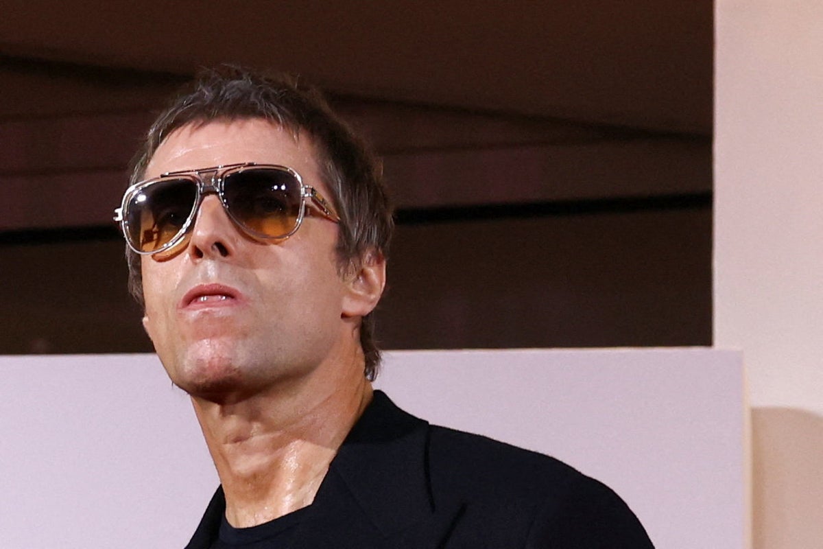 Лиам Галлахер Oasis хамтлагийн шинэ цомгийн талаар таамаг дэвшүүлэв