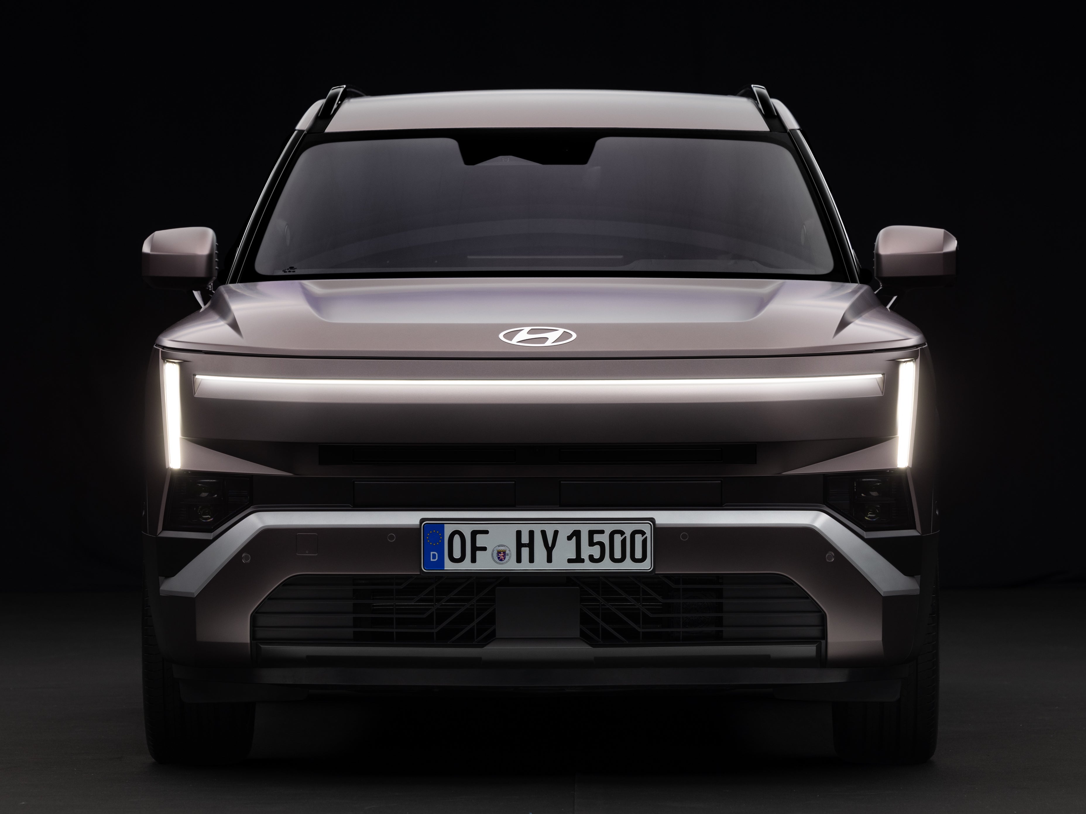 Advanced LED lighting dominates the front of the new Tucson with the headlamp units neatly disguised (Hyundai)