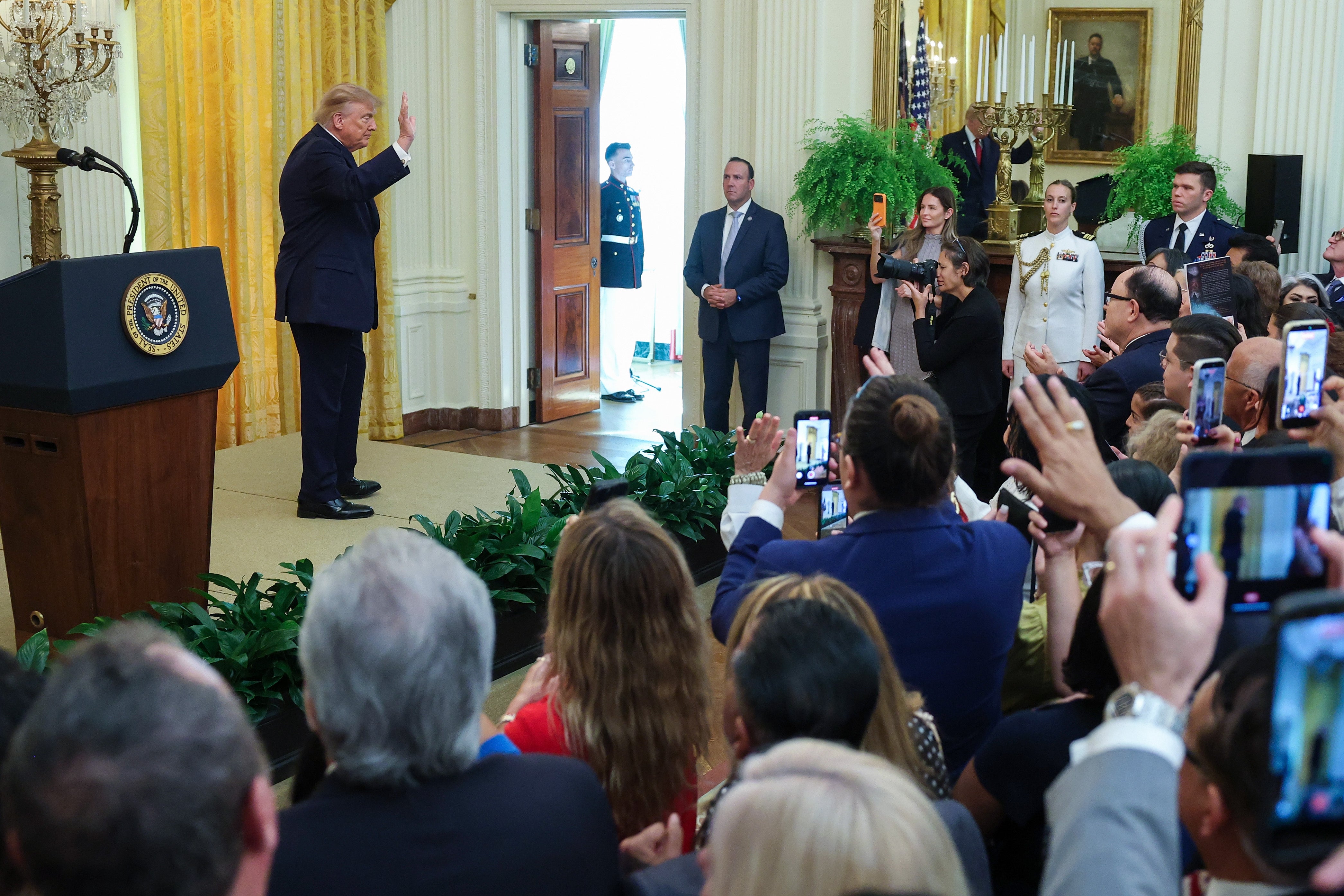 トランプ大統領は水曜日、中間選挙に向けて共和党が下院・上院の多数派の予想で民主党に後れを取っていると聴衆に認めた。