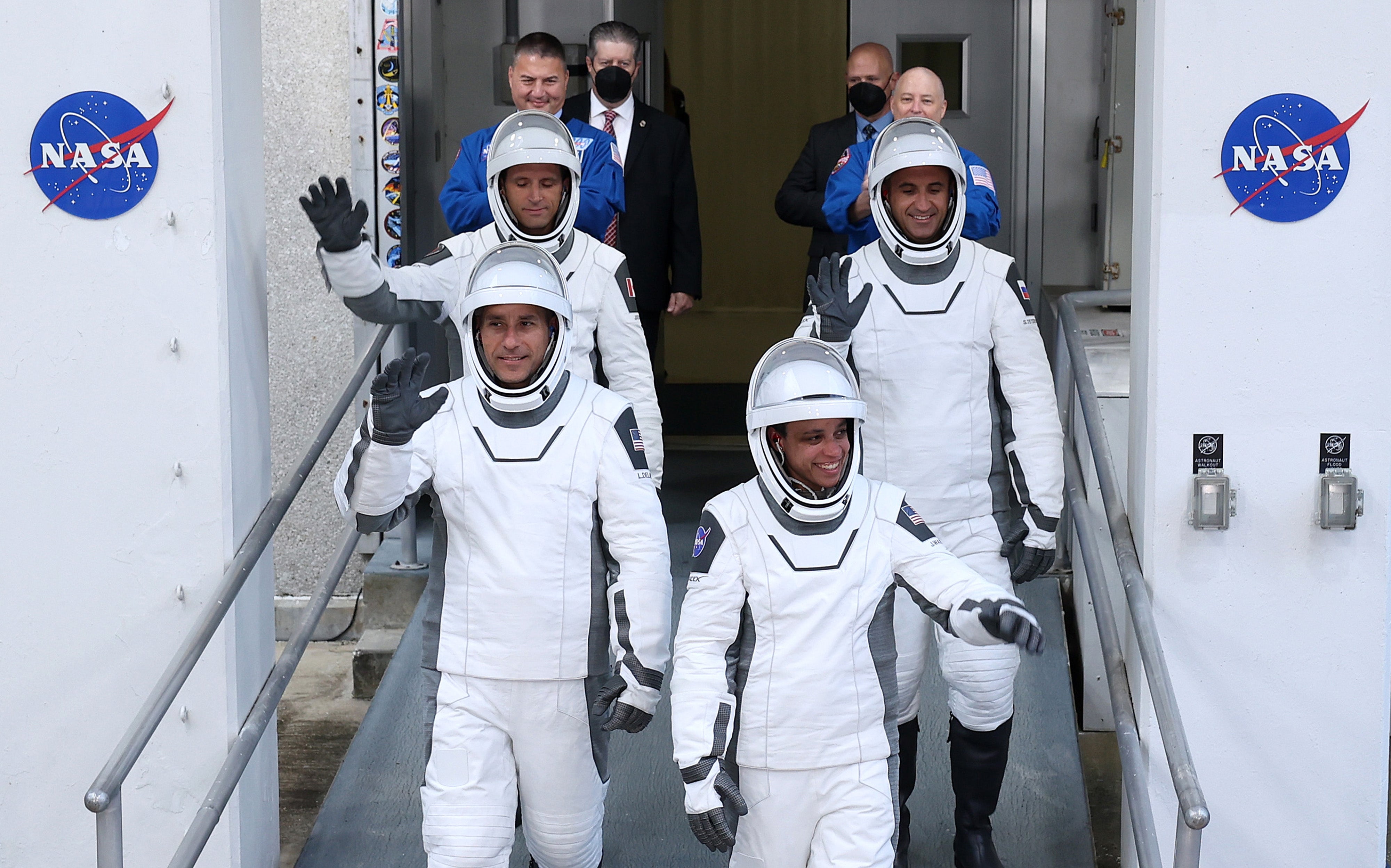 <p>Los miembros de la tripulación de la misión SpaceX Crew-13 de la NASA (de izquierda a derecha): el astronauta de la CSA (Agencia Espacial Canadiense) Joshua Kutryk, los astronautas de la NASA Luke Delaney y Jessica Watkins, y el cosmonauta de Roscosmos Sergey Teteryatnikov, antes del lanzamiento del 1 de octubre en Cabo Cañaveral, Florida</p>