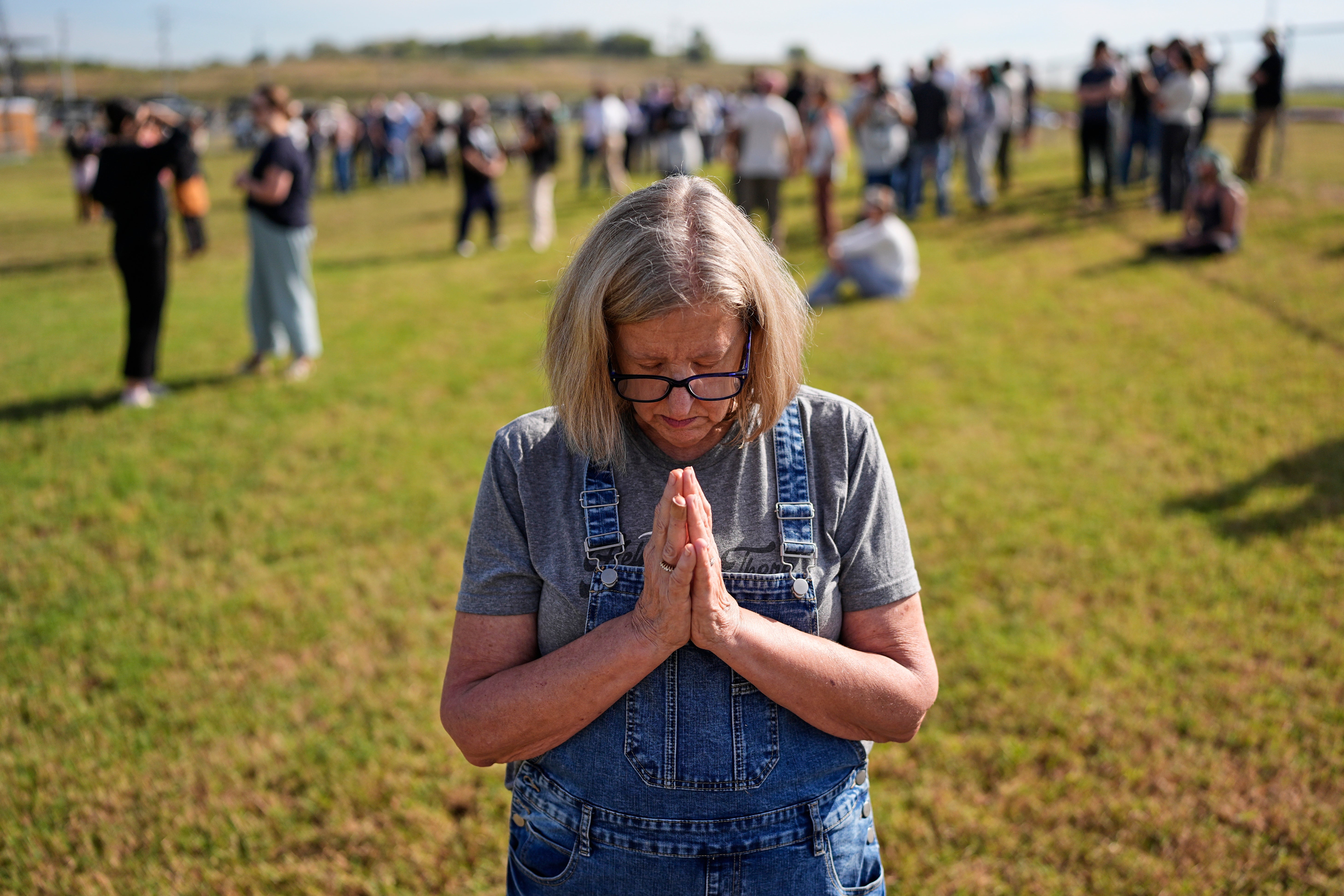 Kathleen Walter prays in the area reserved for people opposed to the death penalty outside Riverbend Maximum Security Institution before the planned execution of Christa Pike, Wednesday, Sept. 30, 2026, in Nashville, Tenn