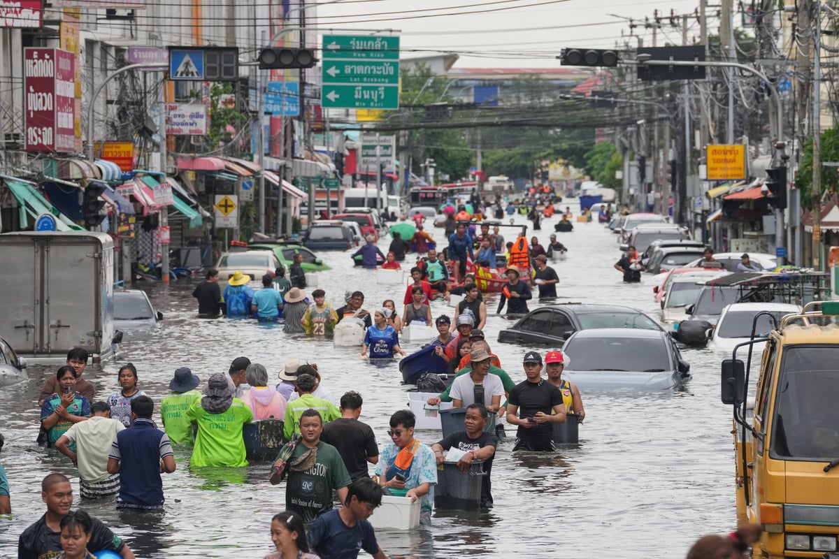 AP photojournalist Sakchai Lalit used a truck and wide-angle lens to capture Bangkok's floods; "I wanted to capture the flood damage from a wide angle"