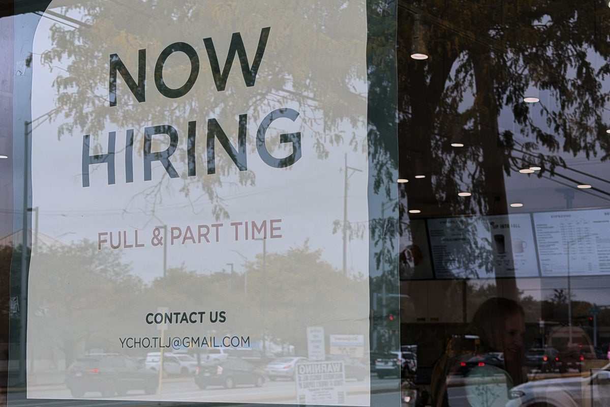 US Consumer Confidence Sinks as Mortgage Rates Hit Nearly Three-Year High