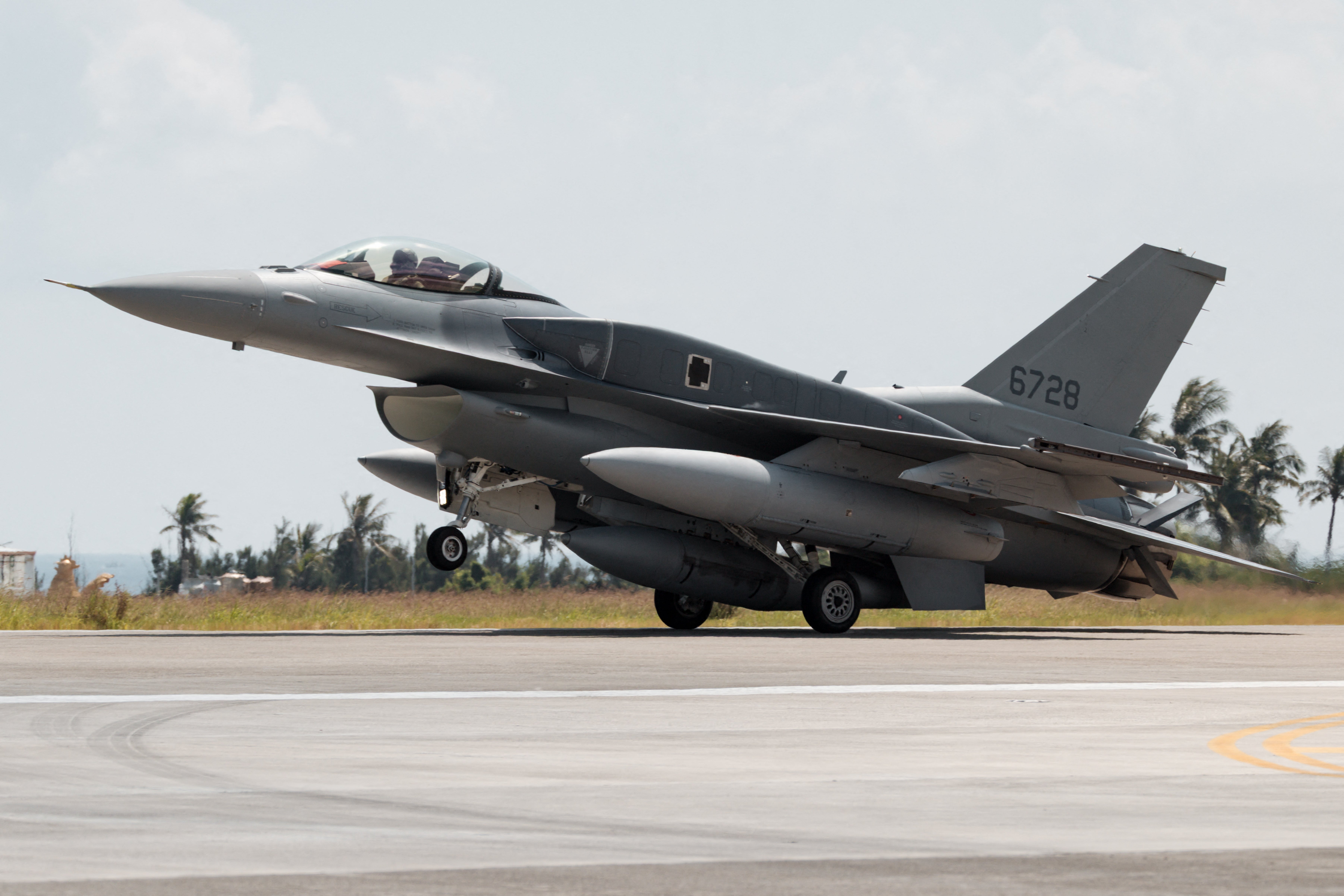 A newly purchased F-16V Block 70 fighter jet lands at Chihhang Air Base in Taitung on 2 October 2026 (AFP/Getty)