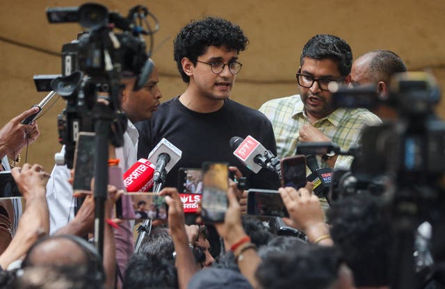 Thousands Protest Election Commissioner’s Resignation in Mumbai