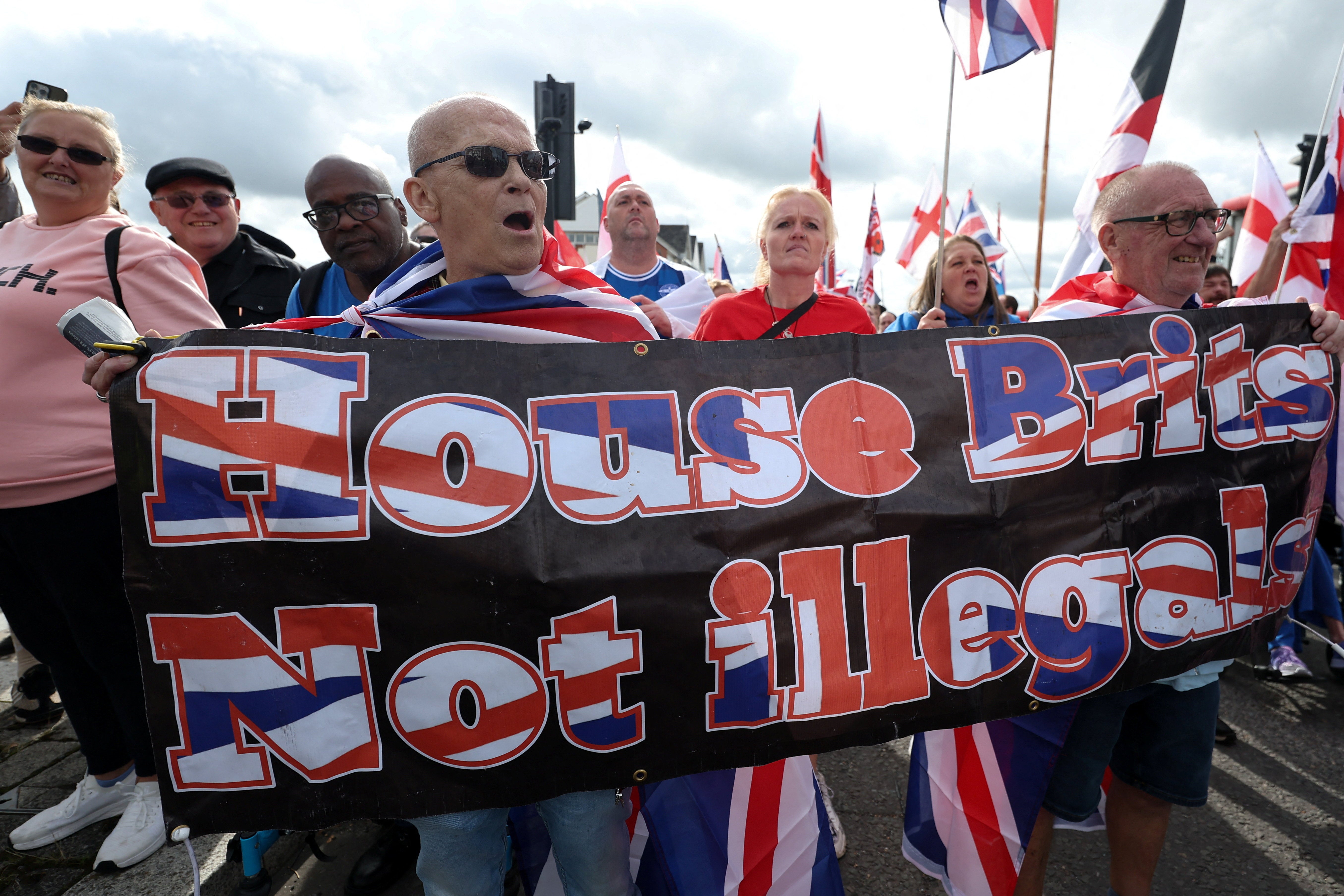 Hundreds of anti-migrant protesters gather in Dover and Southampton