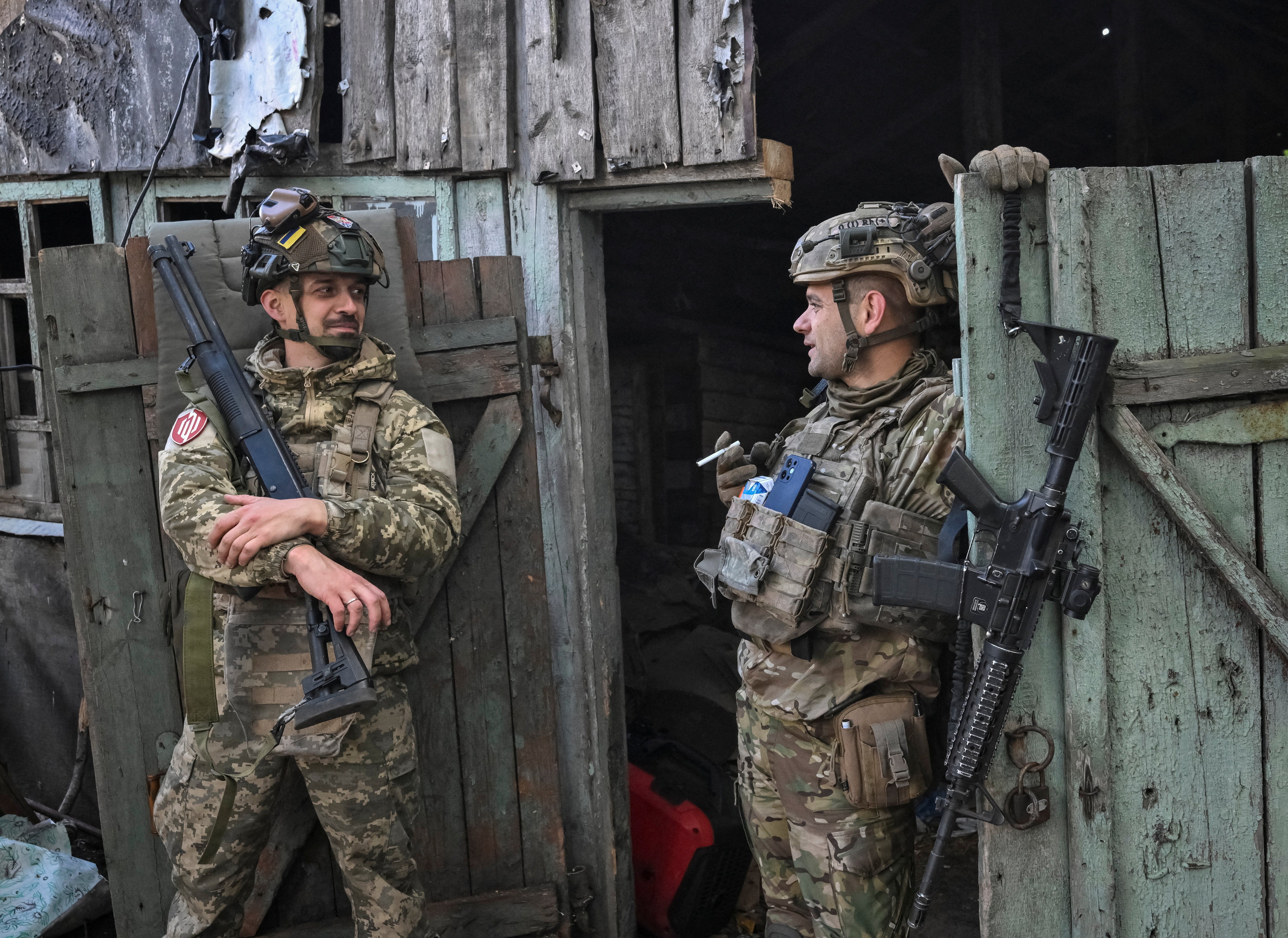 Servicemen of the 141st Separate Mechanized Brigade of the Ukrainian Armed Forces chat at their position near the front line, amid Russia's attack on Ukraine, in Dnipropetrovsk region, Ukraine October 2, 2026 (Reuters)