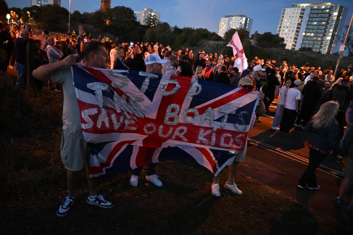 Anti-migrant protesters gather in seaside town as dinghy crosses the Channel