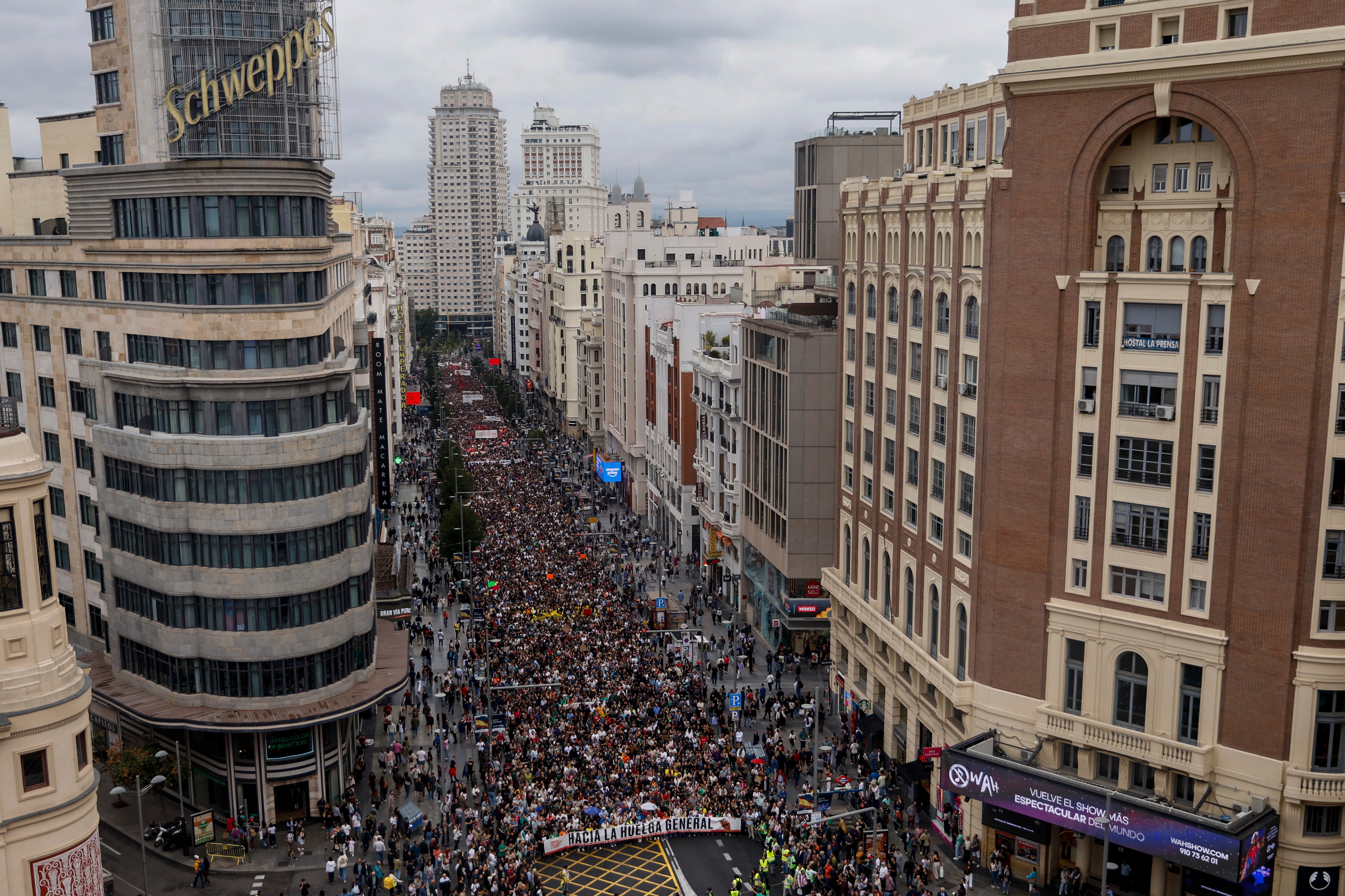 Protesters are calling for a halt to evictions, indefinite tenancy agreements, tighter regulation of seasonal and tourist rentals, and restrictions on property purchases by investment funds, among other measures