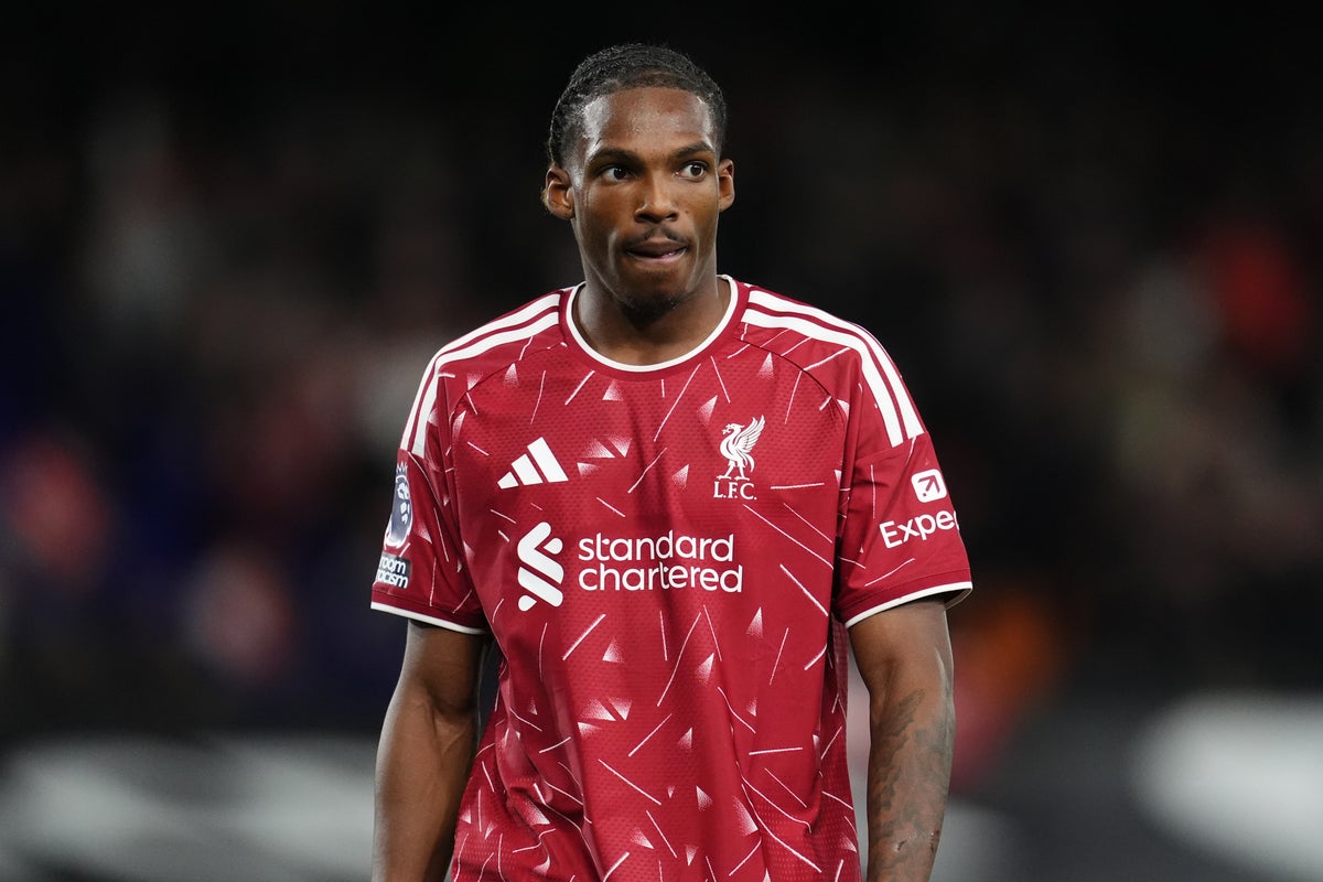 Jeremy Jacquet, defensa del Liverpool, durante un partido de la Premier League en Anfield.