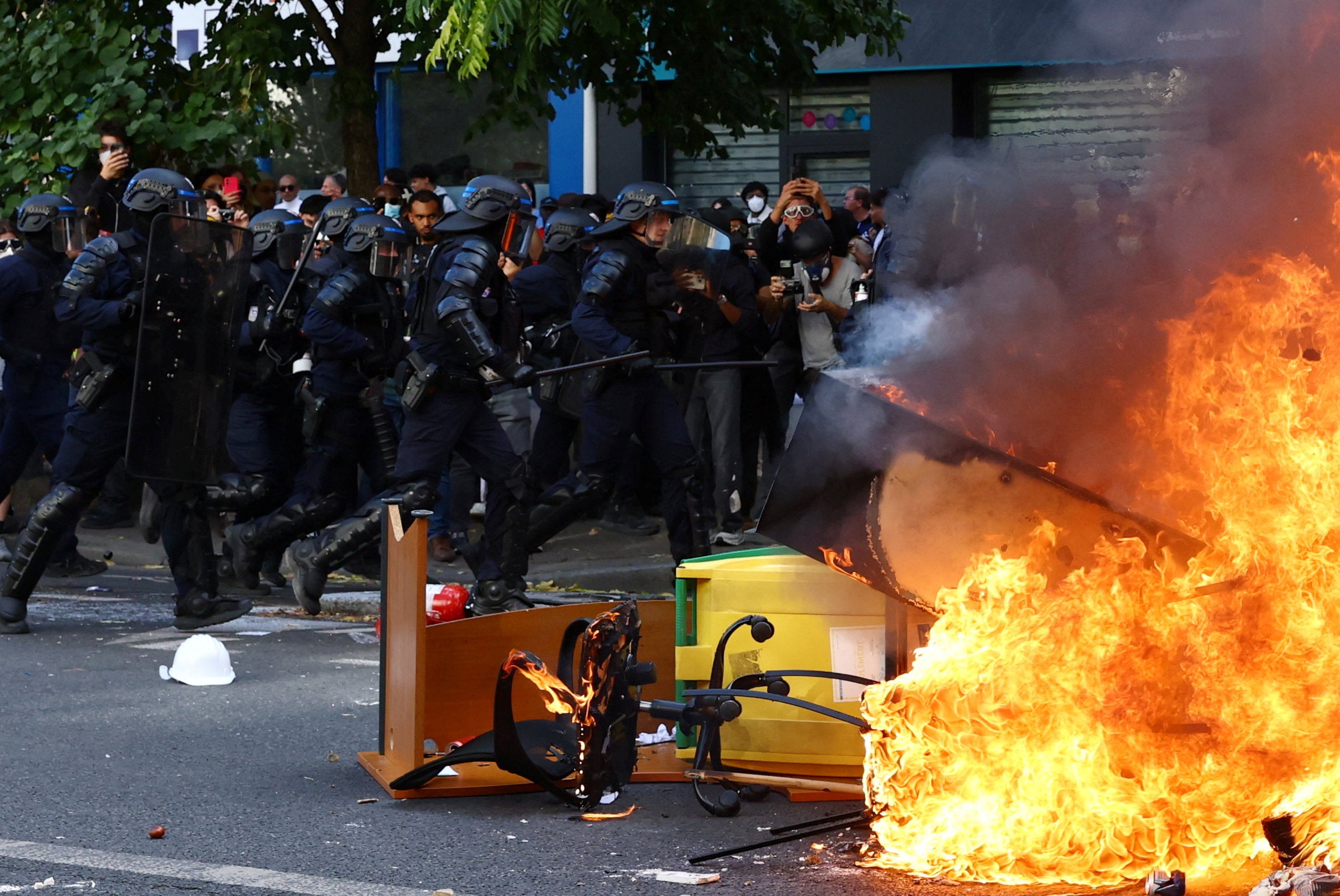 Protesters set streets ablaze in Lyon