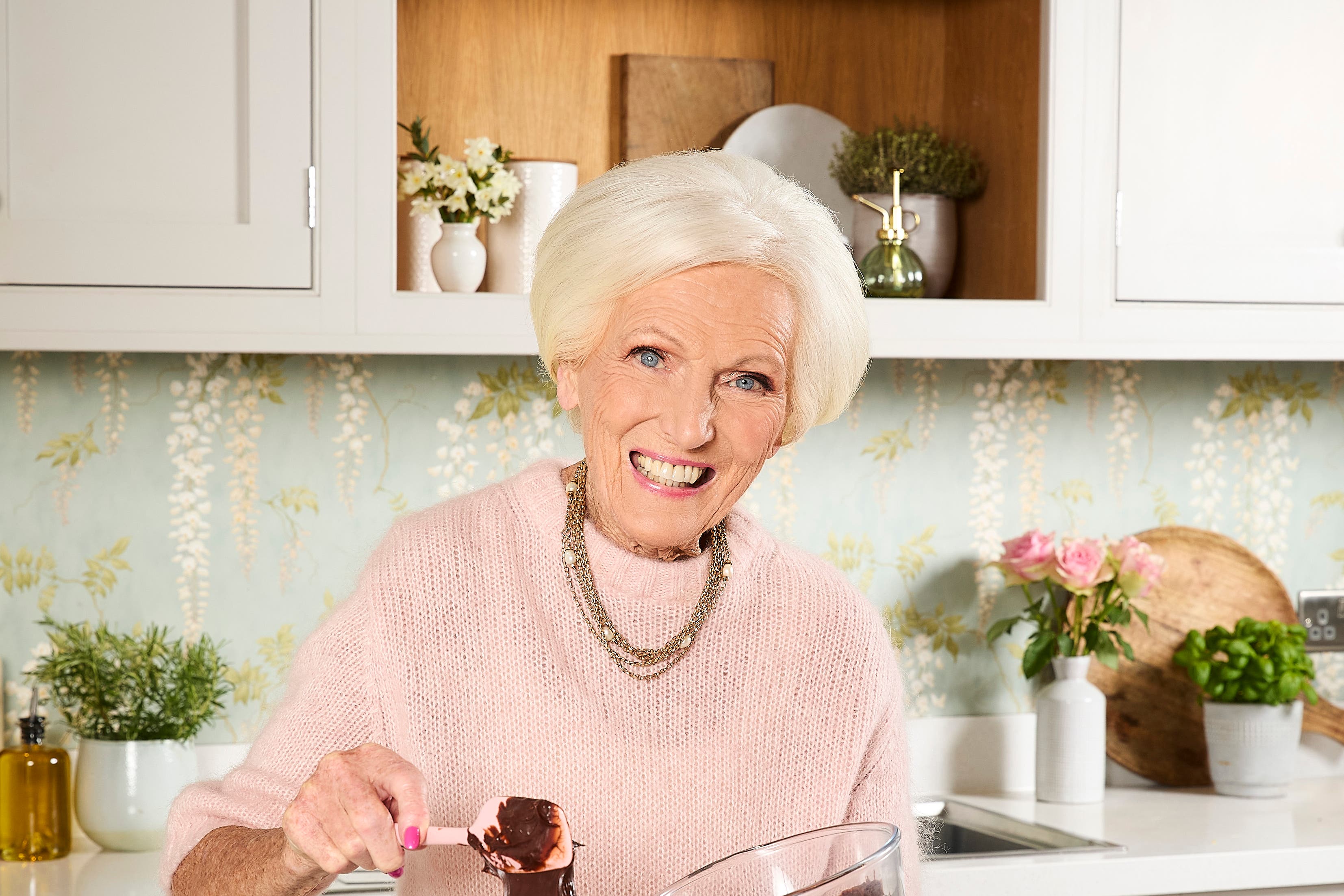 Mary Berry’s best stress-free cooking tips and easy one-pot recipes ...