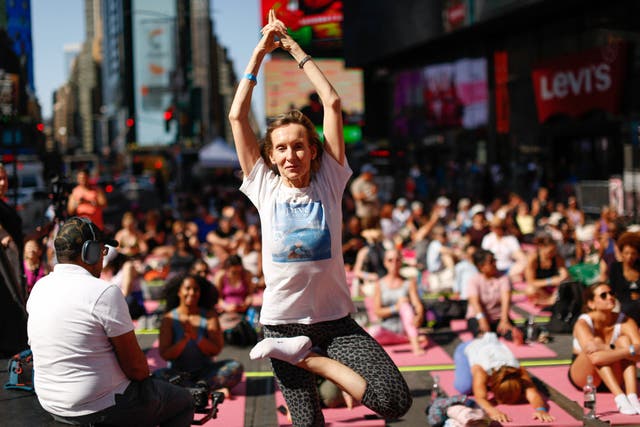 <p>Practicar yoga y otros ejercicios de bajo impacto puede ser suficiente para generar beneficios en las personas con cáncer. Años de investigaciones indican que la actividad física puede mejorar la calidad de vida de los pacientes </p>