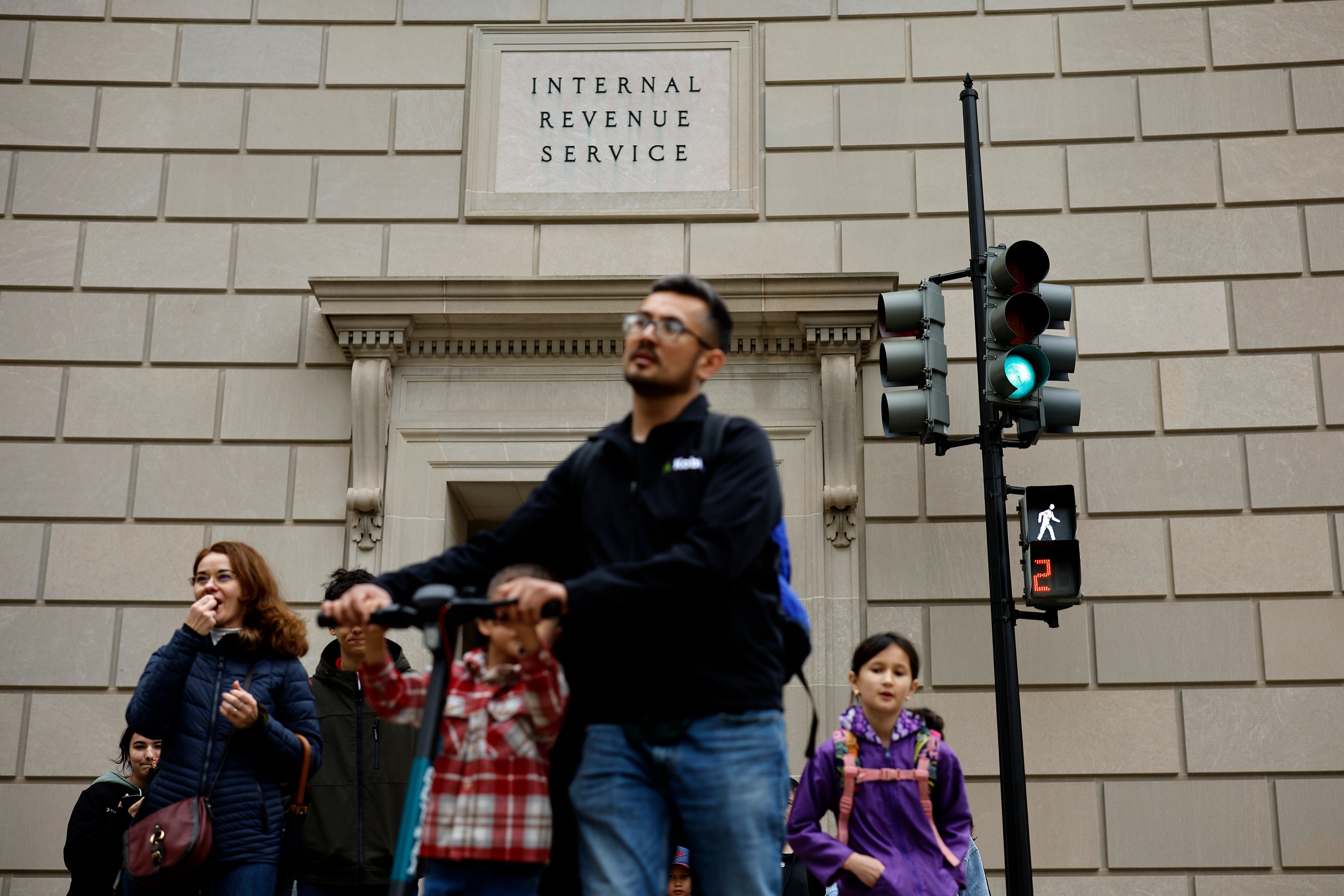 Projected 2027 US tax brackets show 3.2% income‑limit rise