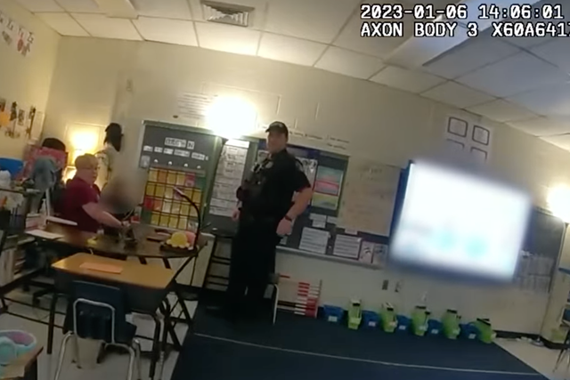 La educadora de la escuela primaria Richneck, Amy Kovac, sostiene al niño de 6 años que disparó e hirió a la maestra de primer grado Abby Zwerner en 2023 usando el arma de su madre. La imagen fue tomada de las imágenes de la cámara corporal del Departamento de Policía de Newport News, captadas el día del incidente.
