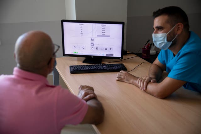 Speech therapist uses software to compose words