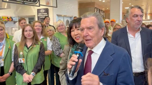 Former chancellor Schroeder visits Moscow outlet of retailer Hyperglobus
