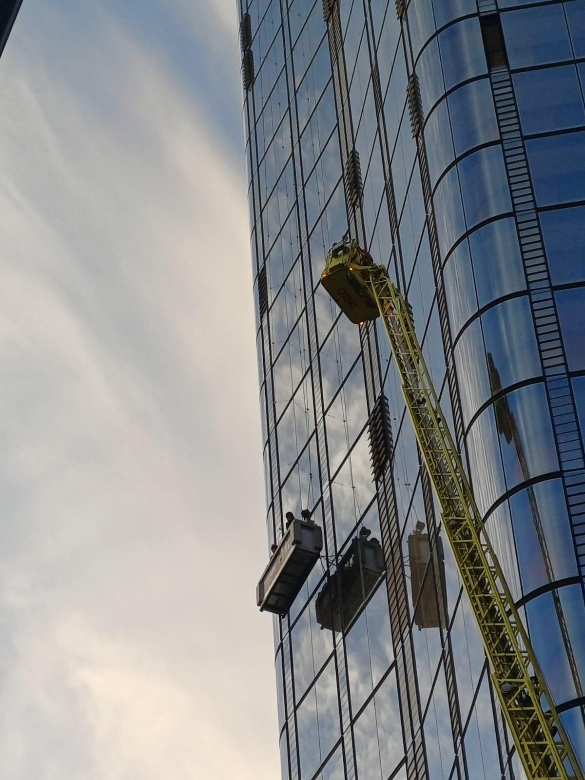 Window cleaners become trapped on 15th floor of London skyscraper