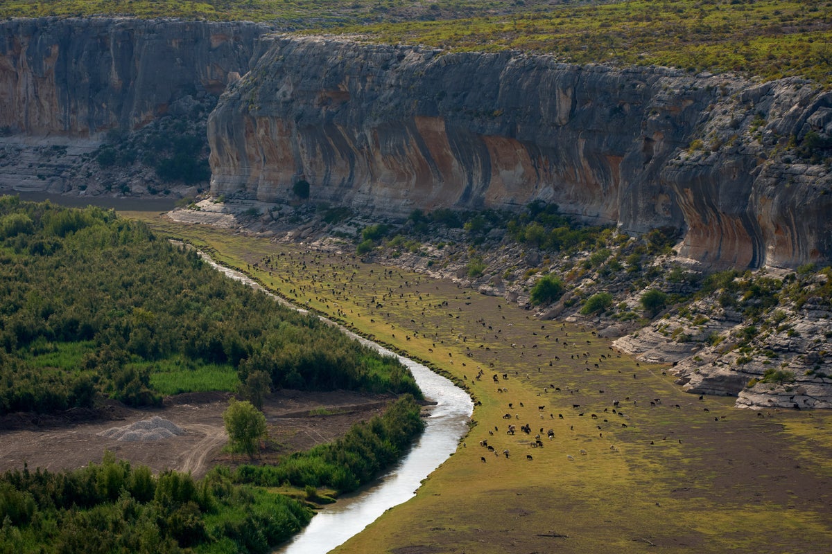 How Texas landowners are fighting back against Trump's border wall