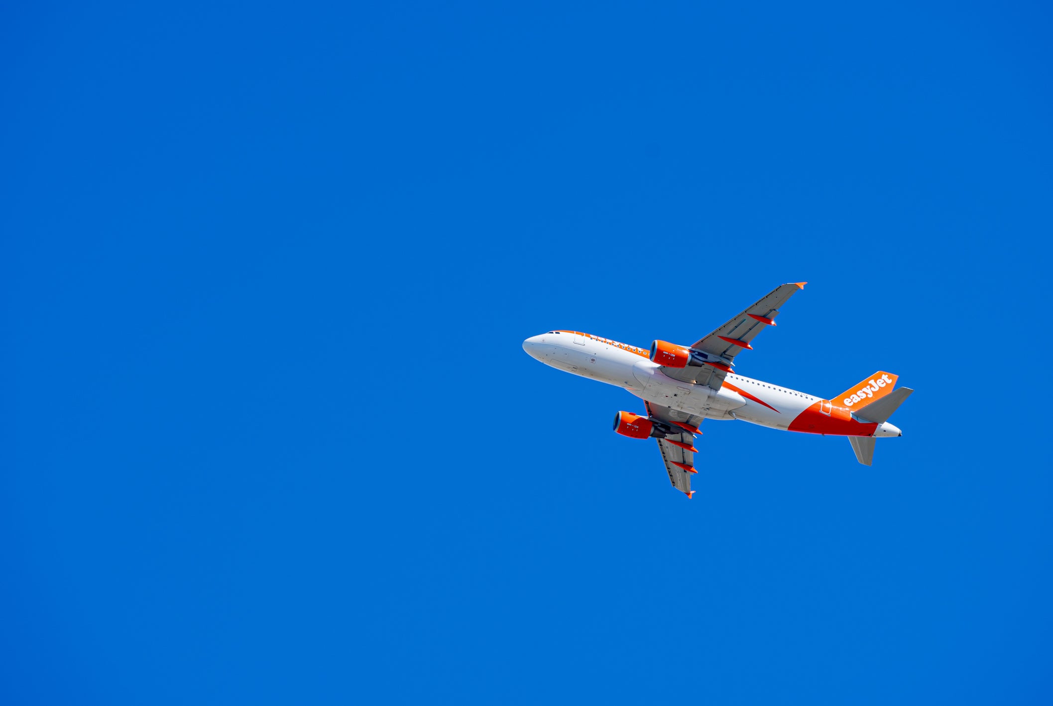 EasyJet cuts 700,000 seats on winter flights in face of rising fuel ...