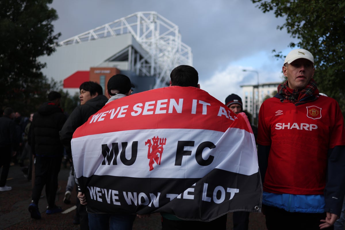 Man United vs Tottenham LIVE: Amad Diallo starts for hosts as under pressure teams collide in Premier League 