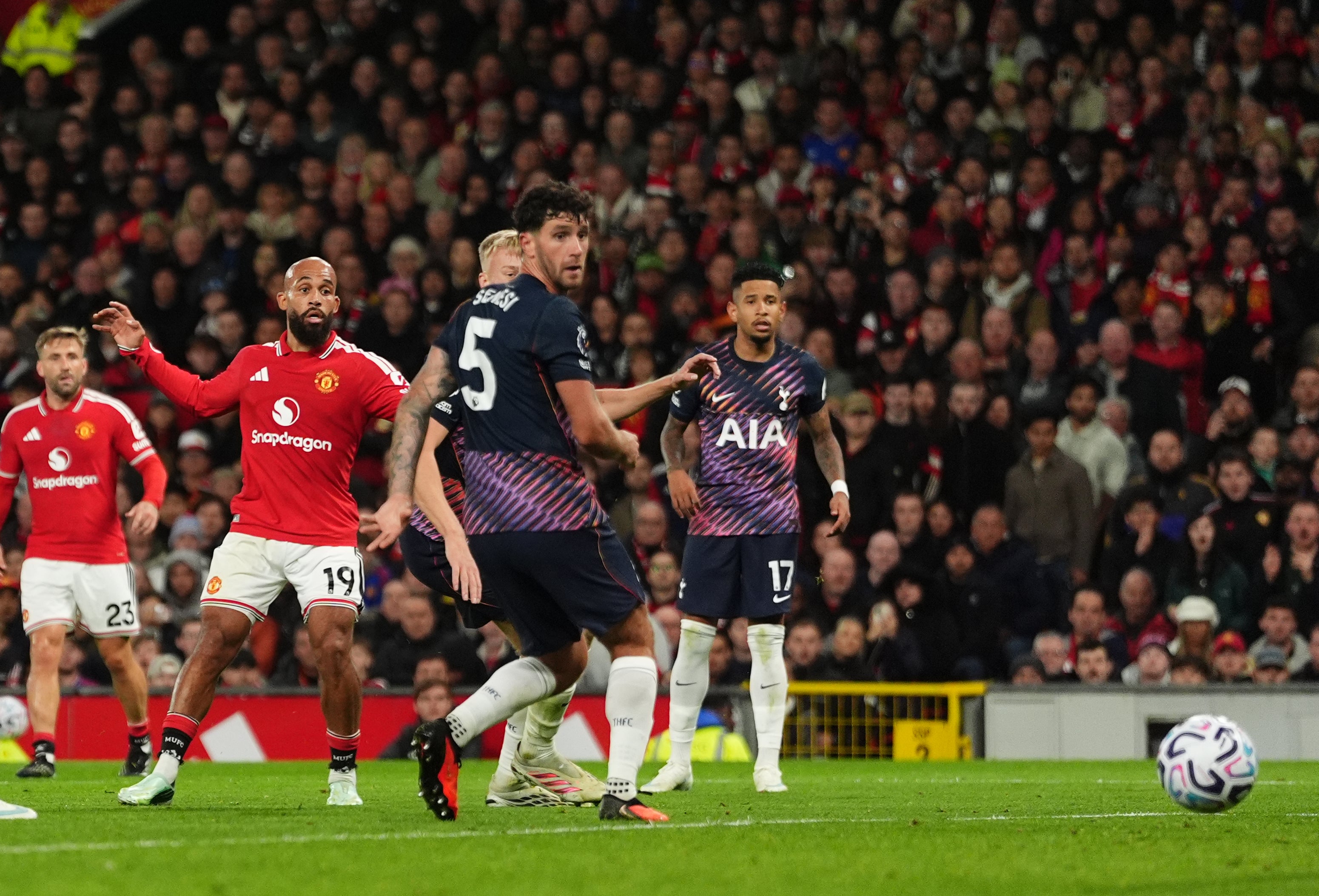 Brian Mbeumo marca o primeiro gol do Manchester United.