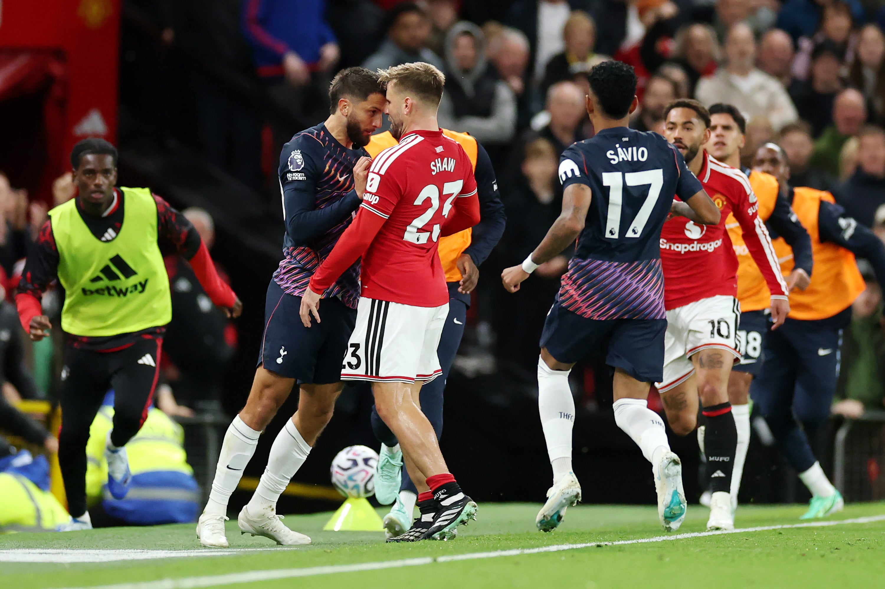Rodrigo Bentancur e Luke Shaw batalham nos bastidores.