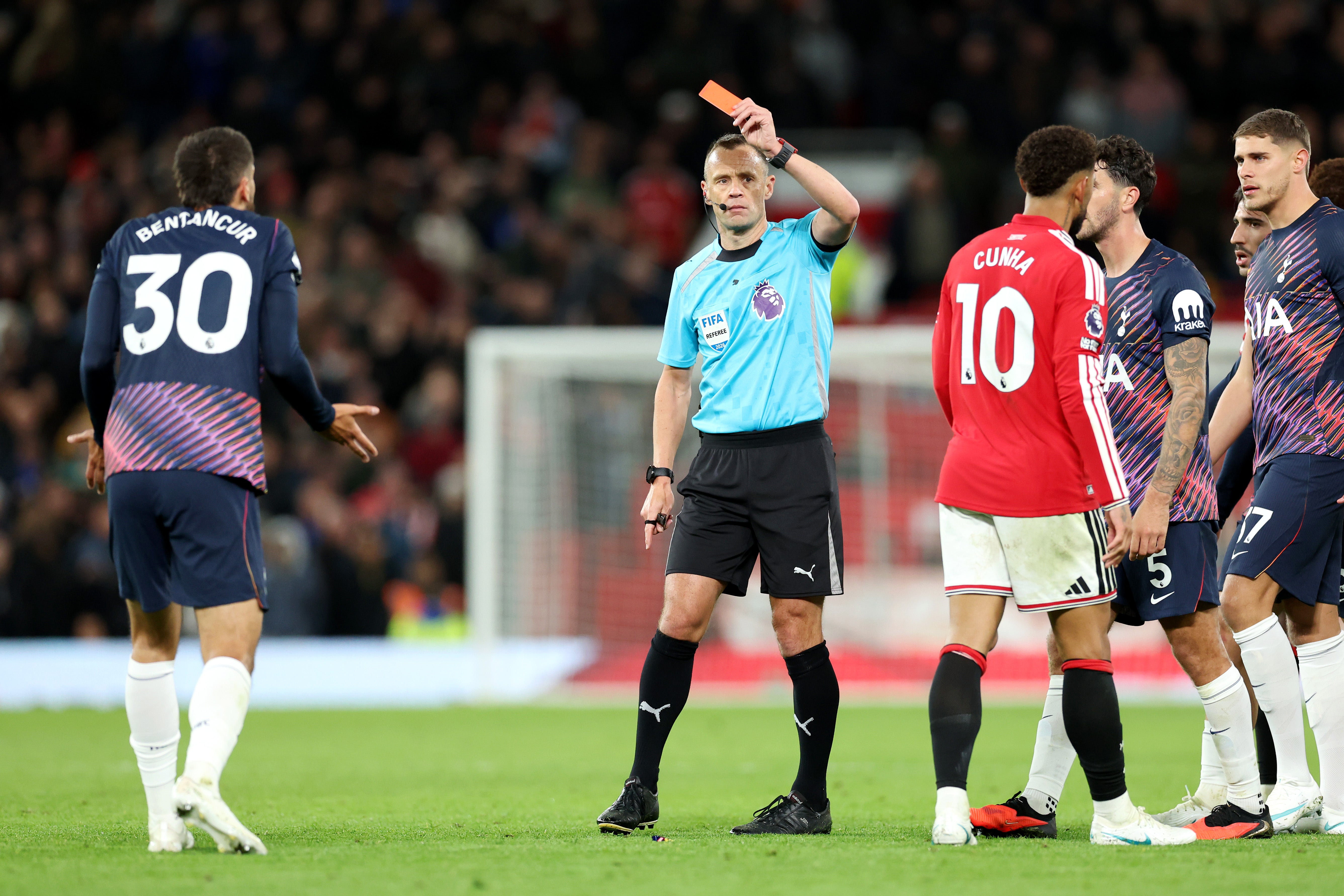 Rodrigo Bentancur expulso por cabeçada em Luke Shaw.