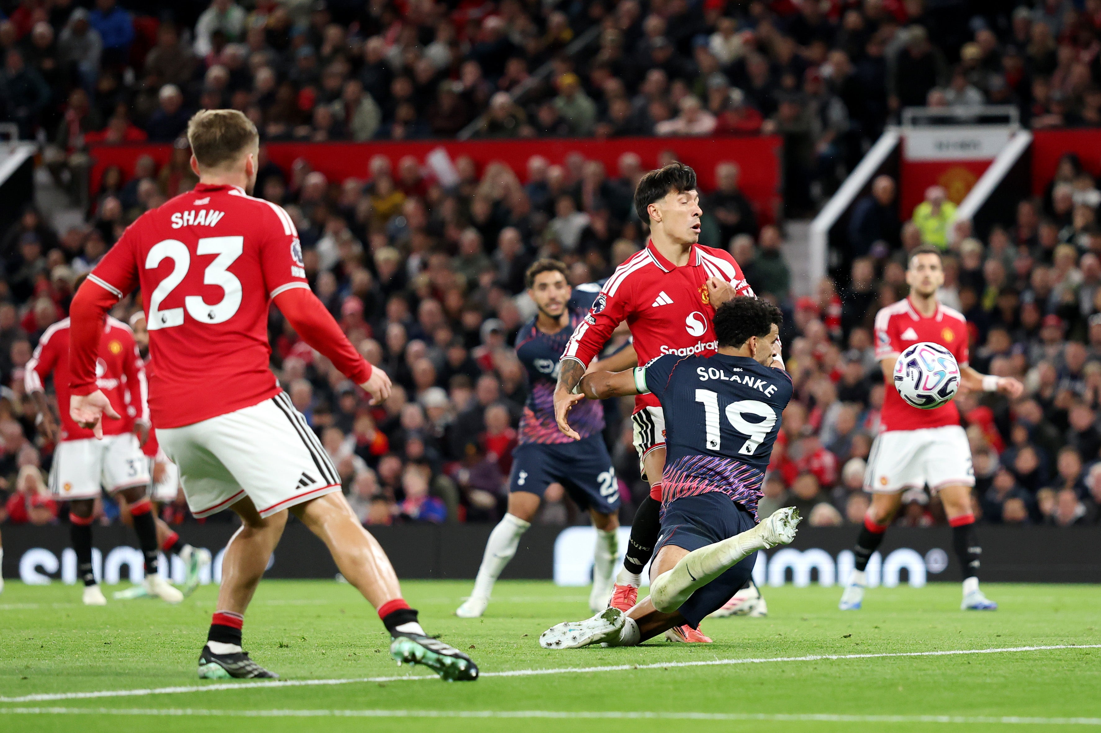 Dominic Solanke cabeceou para o empate do Spurs.