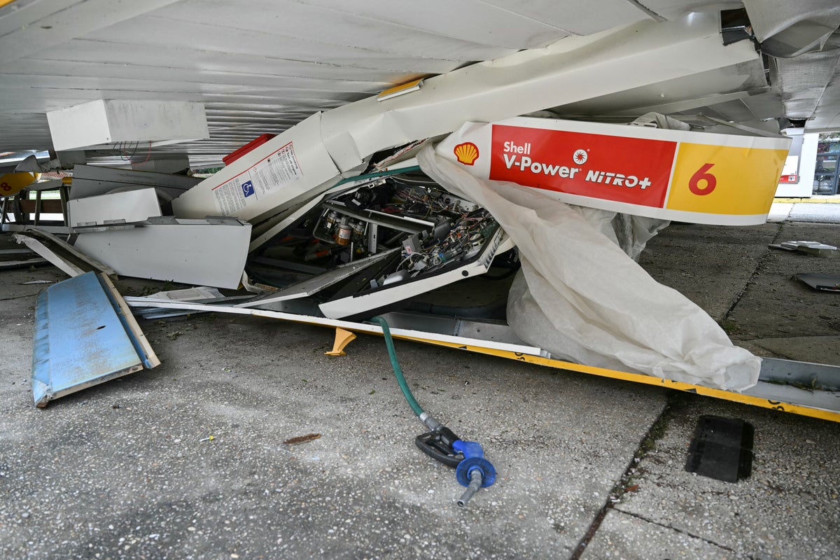 Hurricane Isaias: Two dead after storm hits Florida as 700,000 have no power  