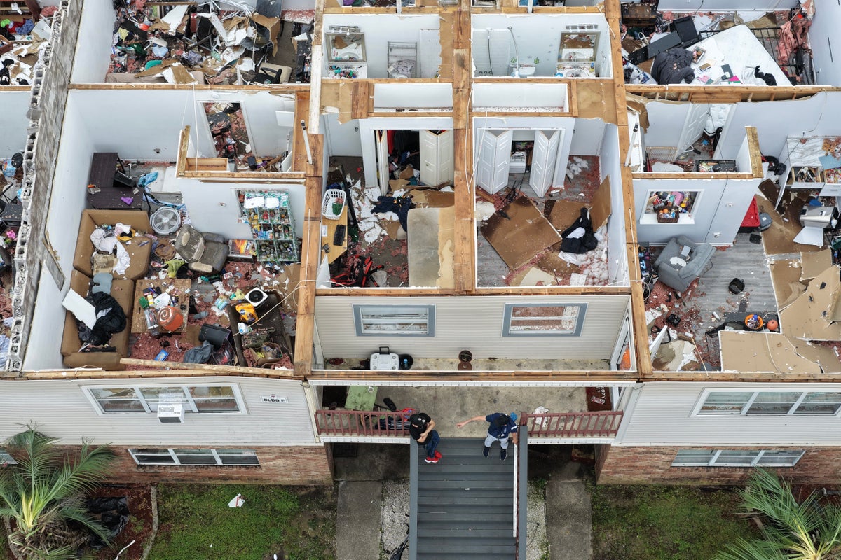Hurricane Isaias rips roof off apartment complex in Florida