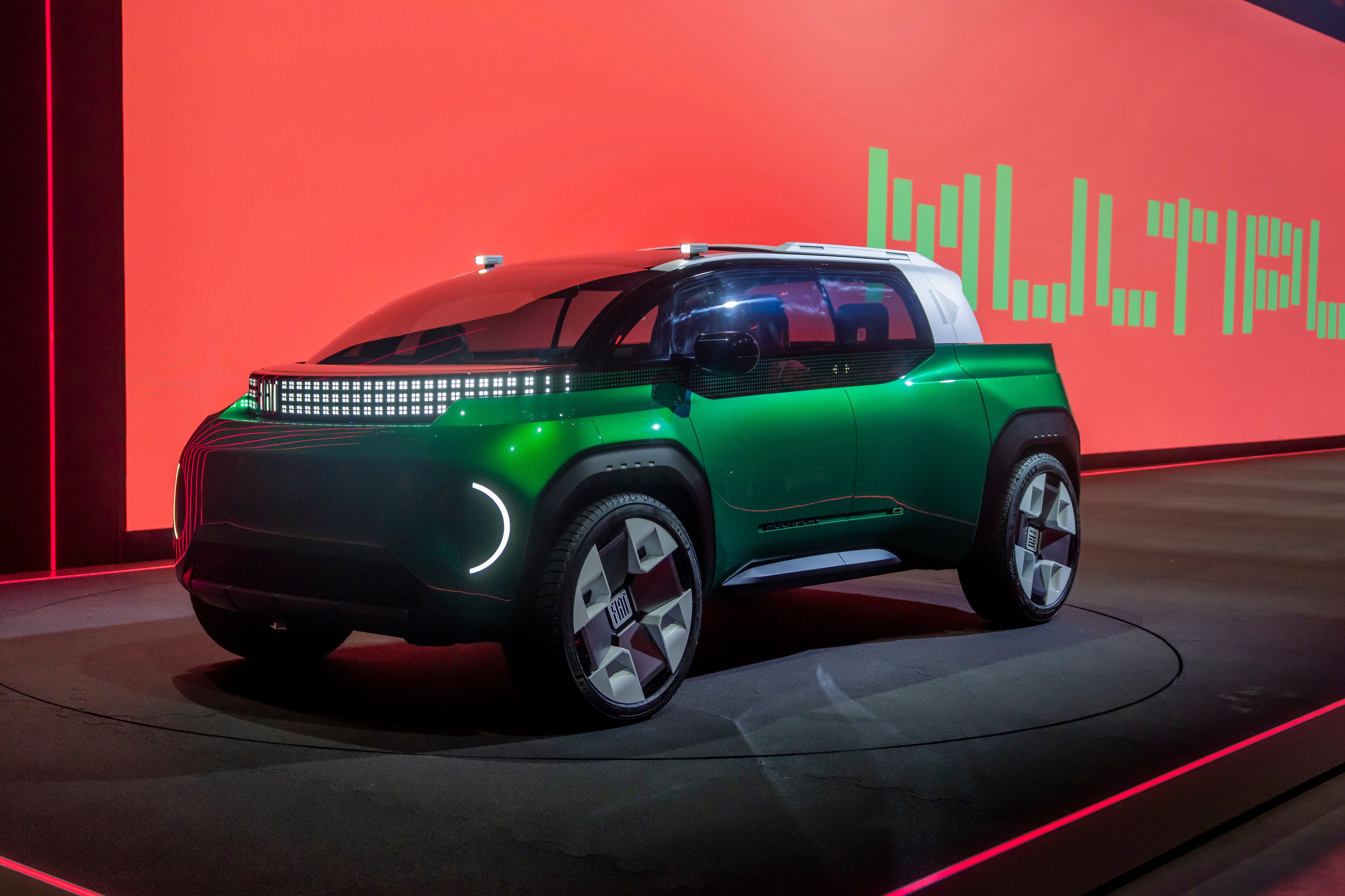 Fiat unveils Multiplay concept that morphs from people carrier to pickup