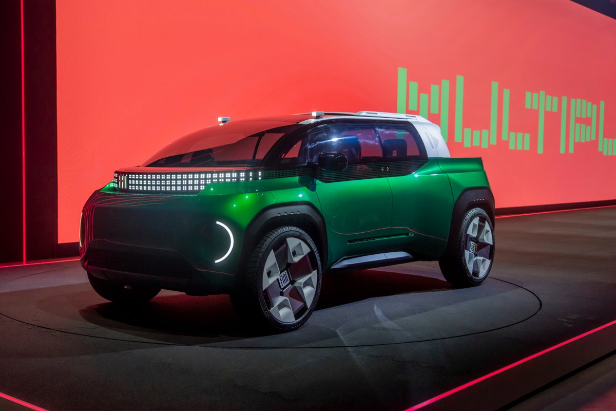 Fiat unveils Multiplay concept that morphs from people carrier to pickup