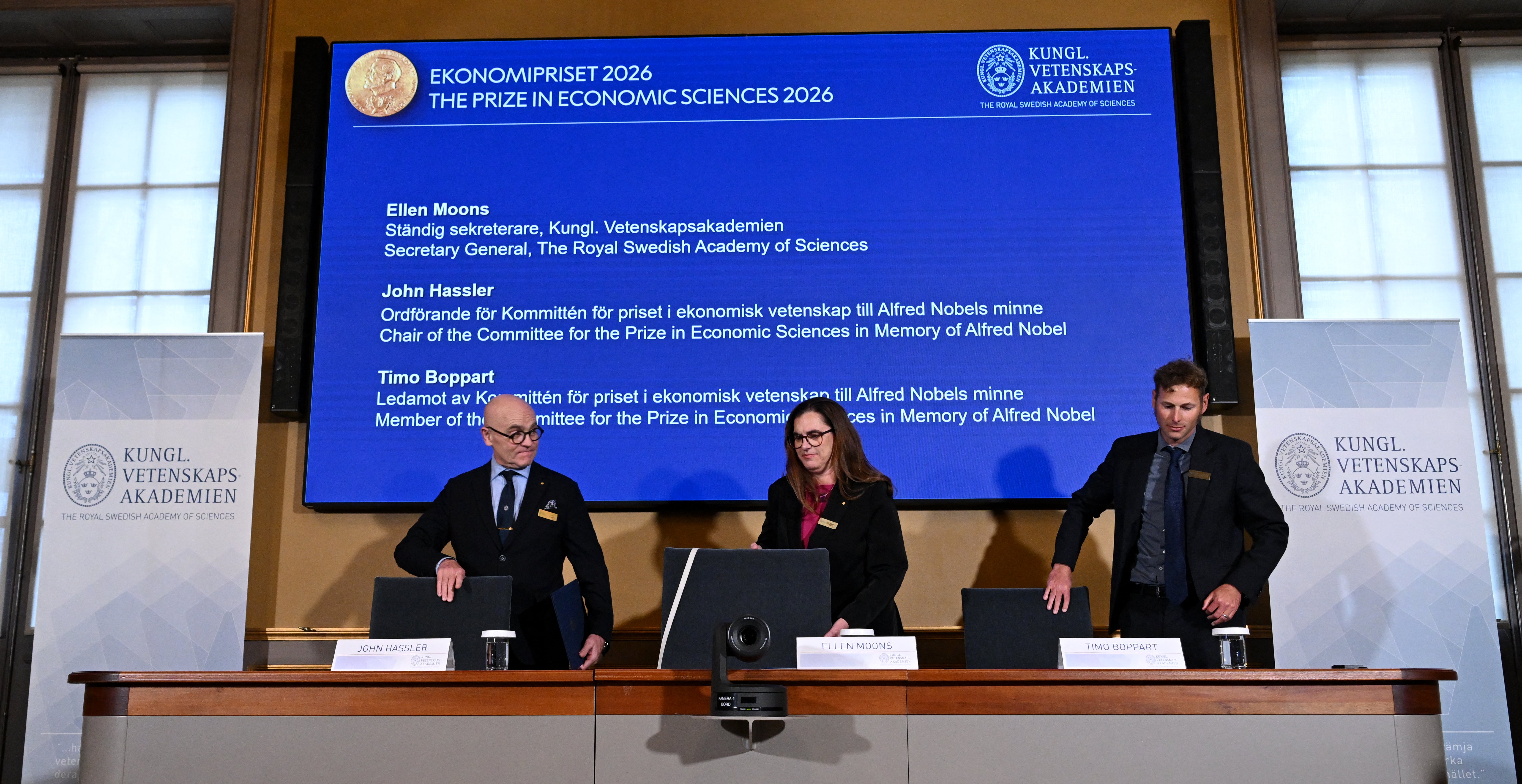 Secretary General of the Royal Swedish Academy of Sciences Ellen Moons (centre), chair of the prize committee John Hassler (left), and member of the prize committee and expert Timo Boppart
