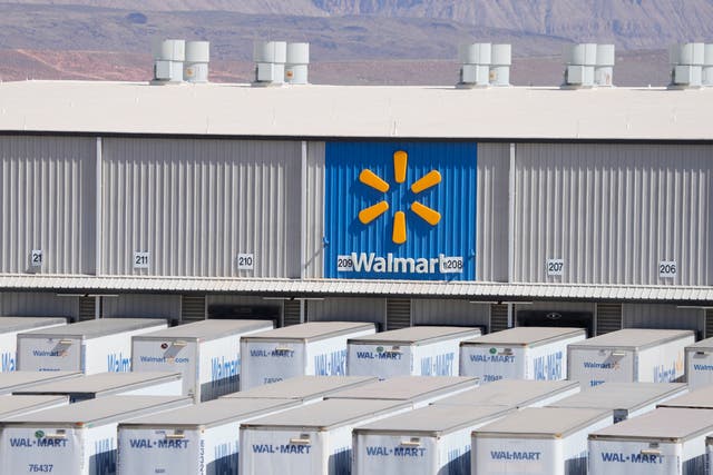 A suspected foodborne illness outbreak at a Walmart distribution center in Lebanon, Tennessee, sent 19 employees to local hospitals late last week