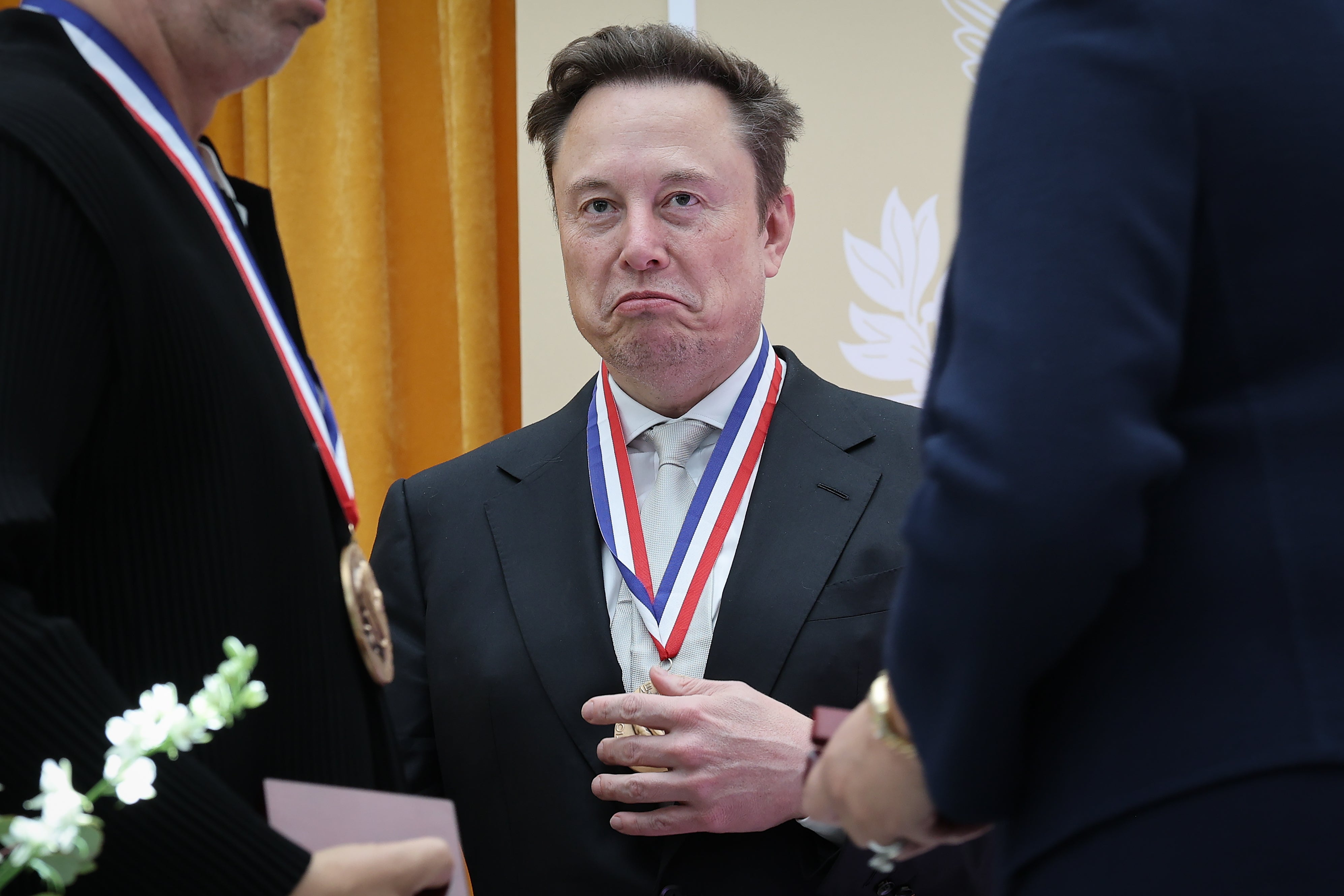 Ранее Маск вложил десятки миллионов долларов в предвыборную кампанию Трампа в 2024 году и успешно провел кампанию в 2025 году за консервативного судью Верховного суда штата Висконсин.