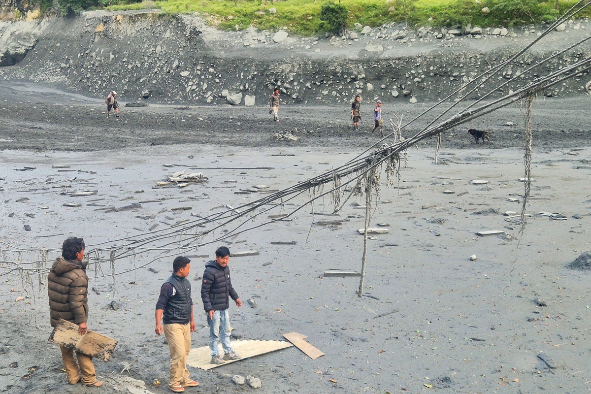Fresh flash floods leave more than 100 foreign trekkers stranded in Nepal