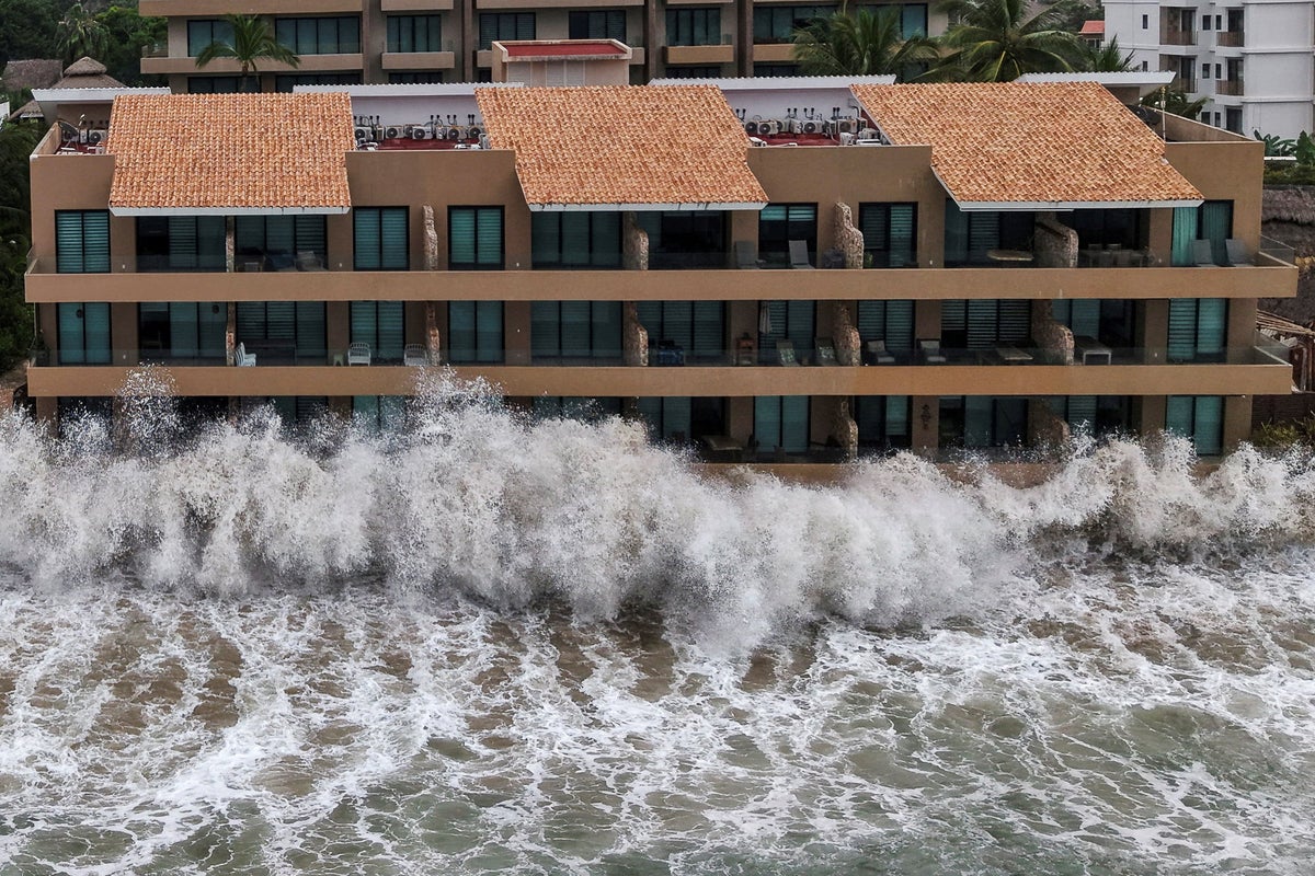 Five dead as 100mph hurricane threatens Mexico with catastrophic flooding