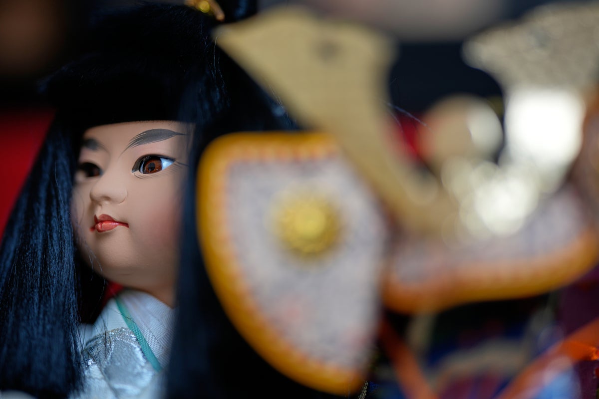 Tokyo shrine honors precious dolls, in photos