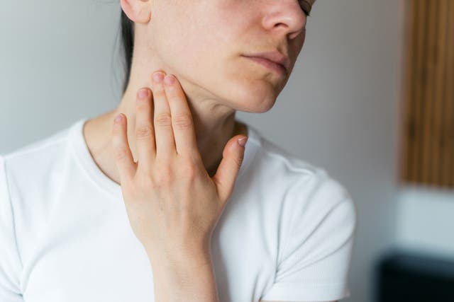 <p>Las enfermedades autoinmunes ocurren cuando el sistema inmunitario ataca por error los tejidos sanos del cuerpo, como sucede con la tiroiditis de Hashimoto, que afecta la glándula tiroides</p>