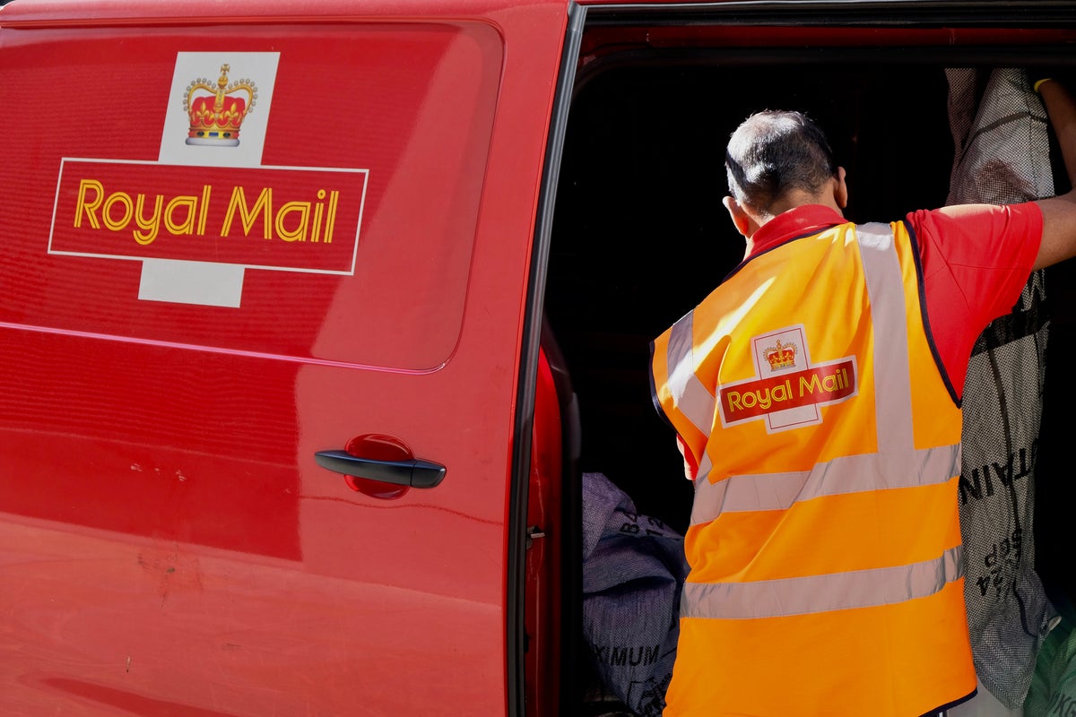 Royal Mail ‘on the brink of collapse’ as union warns 400 postal workers quitting a week