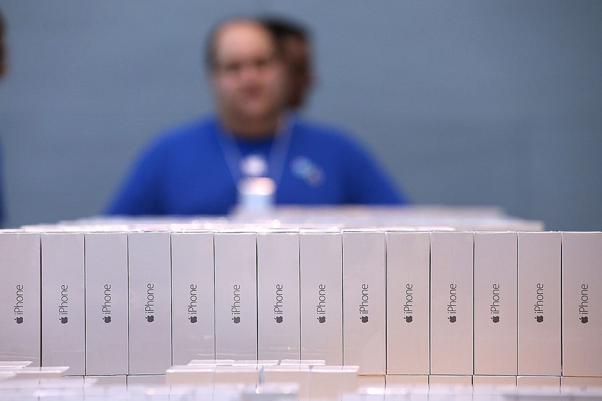 Smartphone sales plummet to lowest level in 14 years